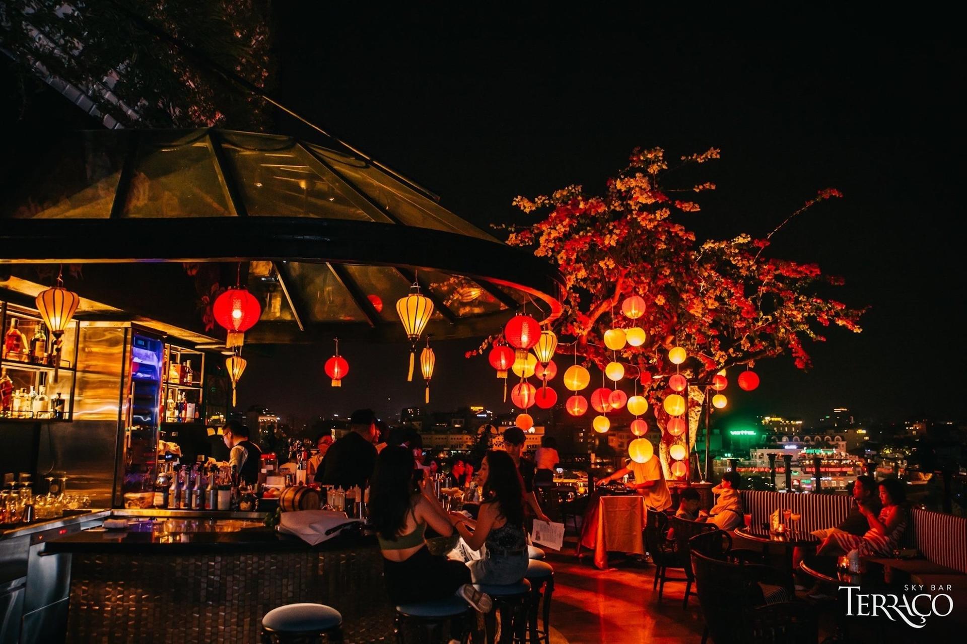 Terraco Sky Bar Cocktails & City Views in Hanoi - Thumbnail 4