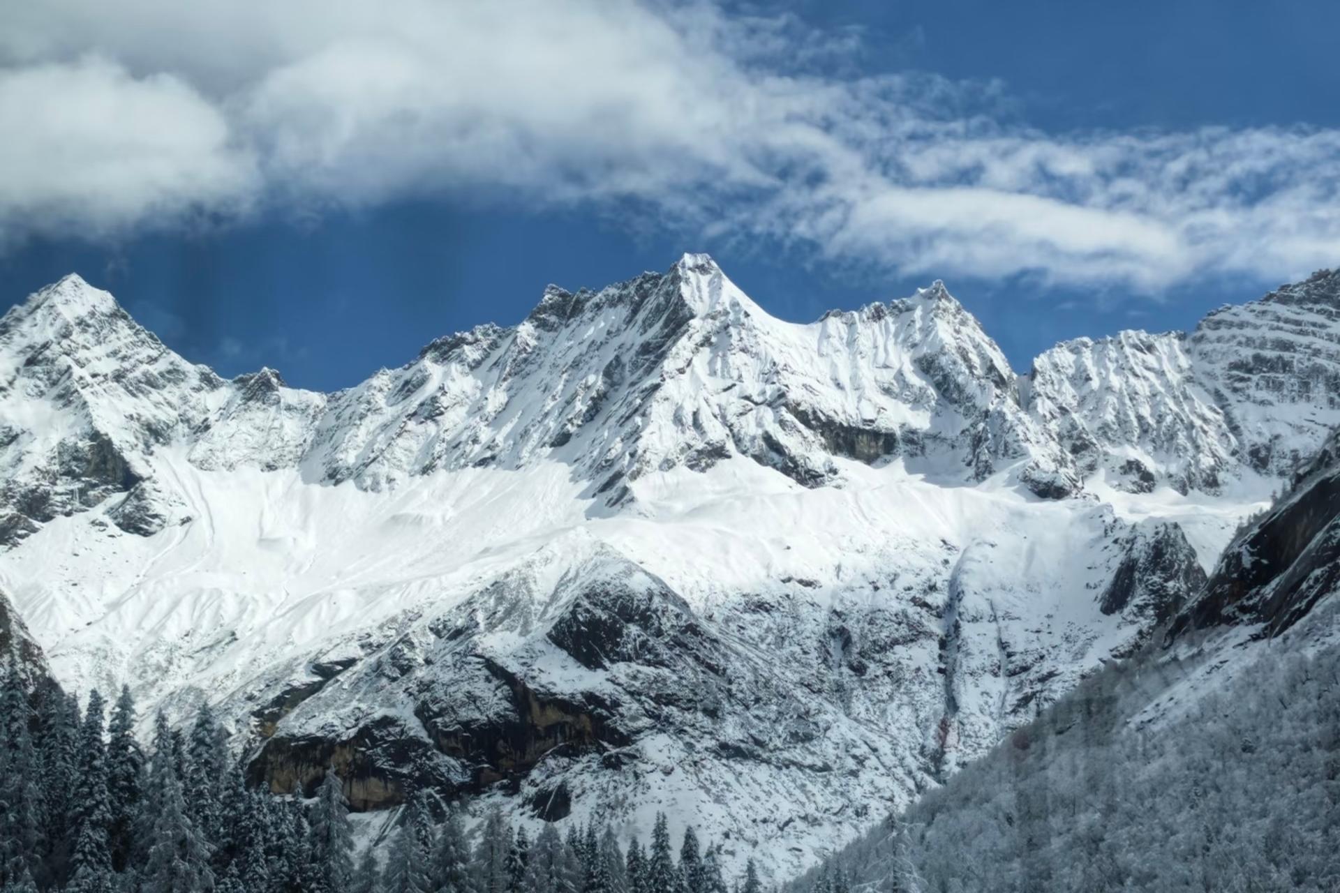 Private Tour Winter Jiuzhaigou, Huanglong, Bipenggou, Mount Siguniang, Dagu Glacier Snow Play 5-Day Tour (English Optional) - Thumbnail 7