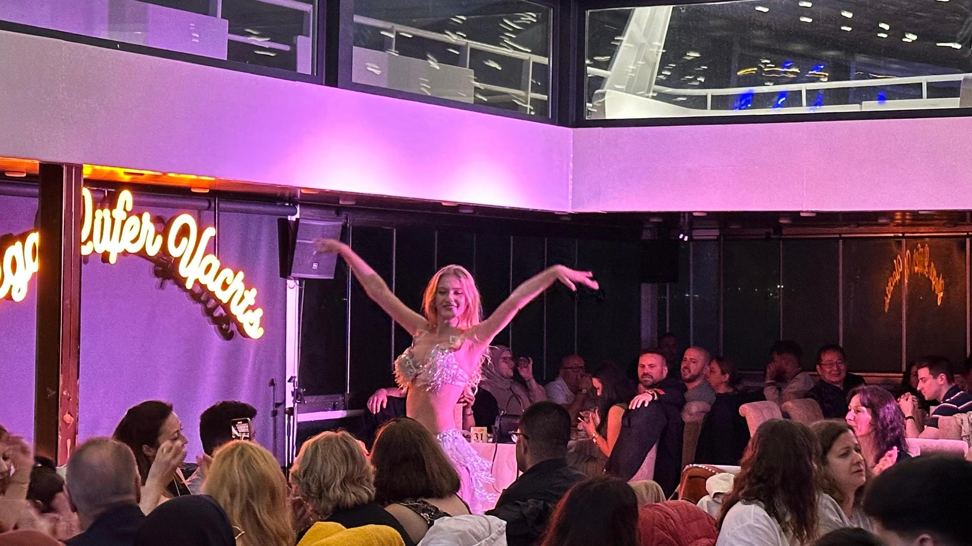 Mega Lufer Bosphorus Dinner Cruise and Show with Private Table - Thumbnail 6