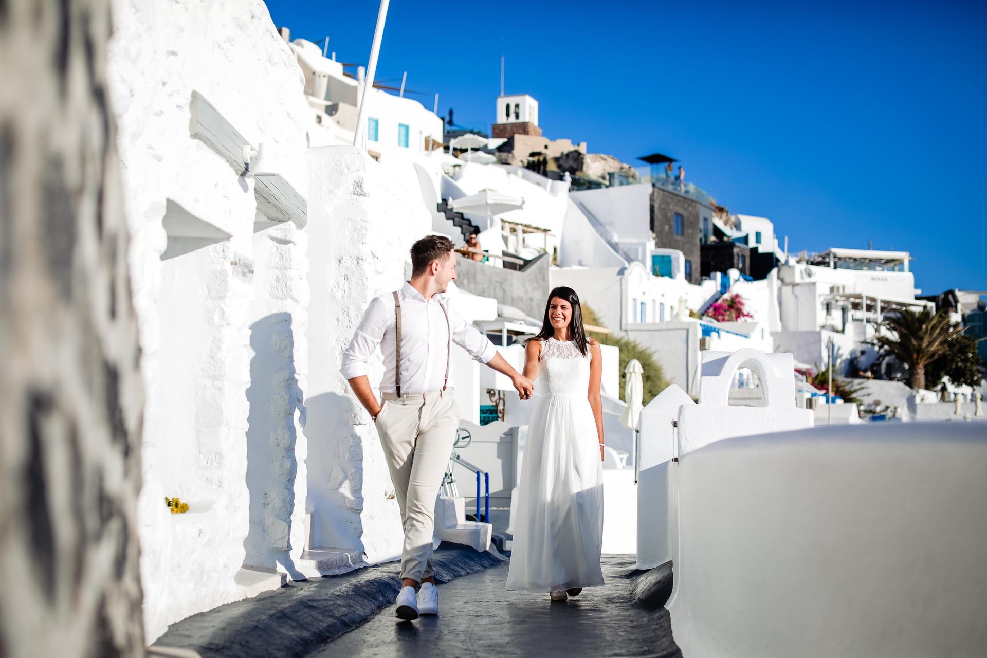 Private Photoshoot with a Vacation Photographer in Santorini - Thumbnail 3
