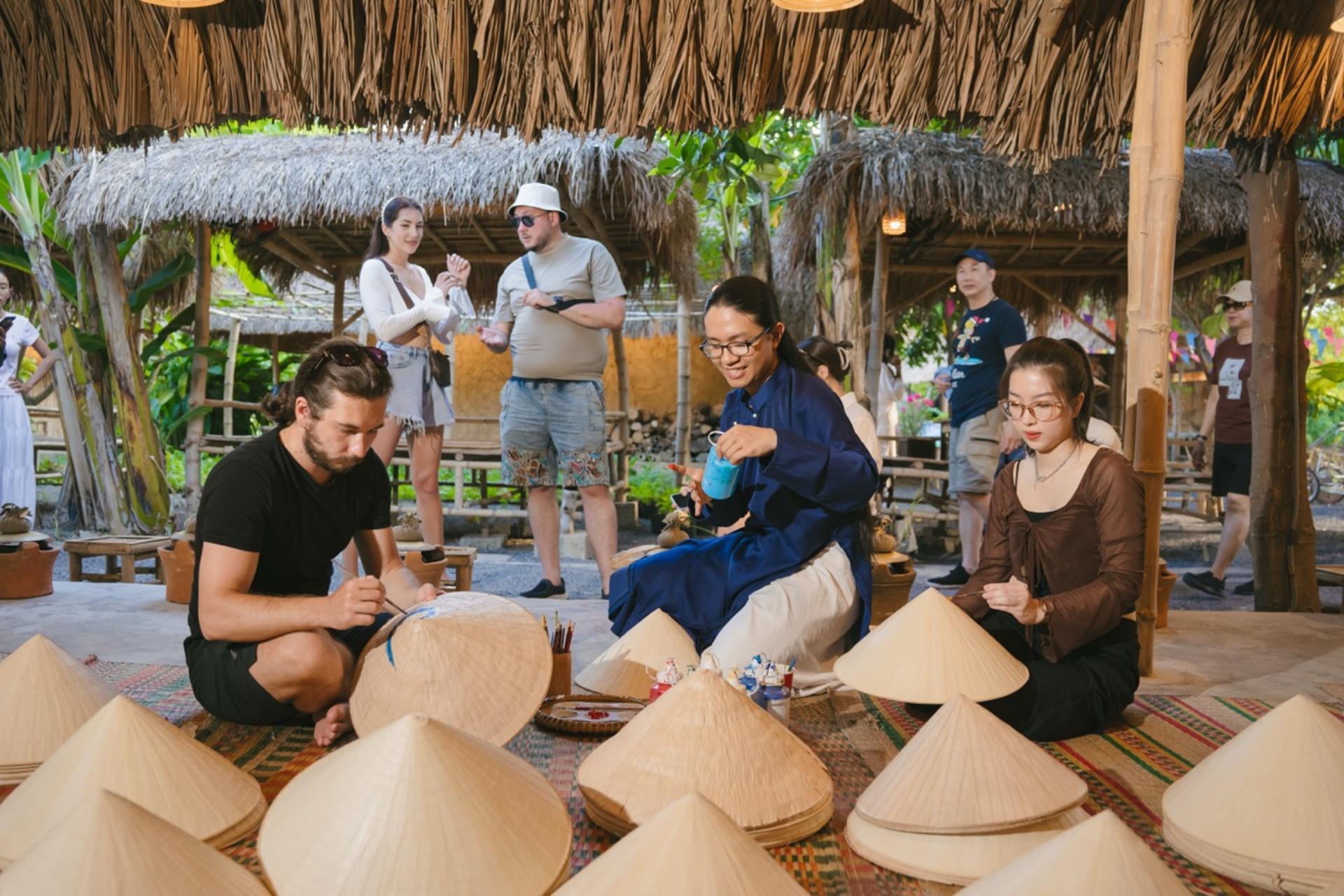 Conical Hat Painting Workshop at Nha Trang Xua with Transfer Option - Thumbnail 9