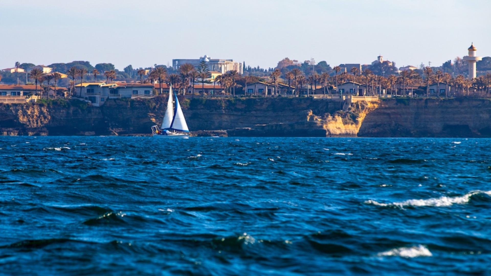 Boat cruise experience with sunset and drinks in Ortigia  - Thumbnail 2