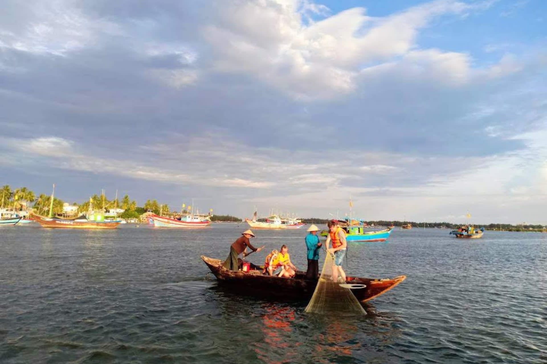 Hoi An: Sunset Boat Trip with Net Fishing Experience - Thumbnail 11