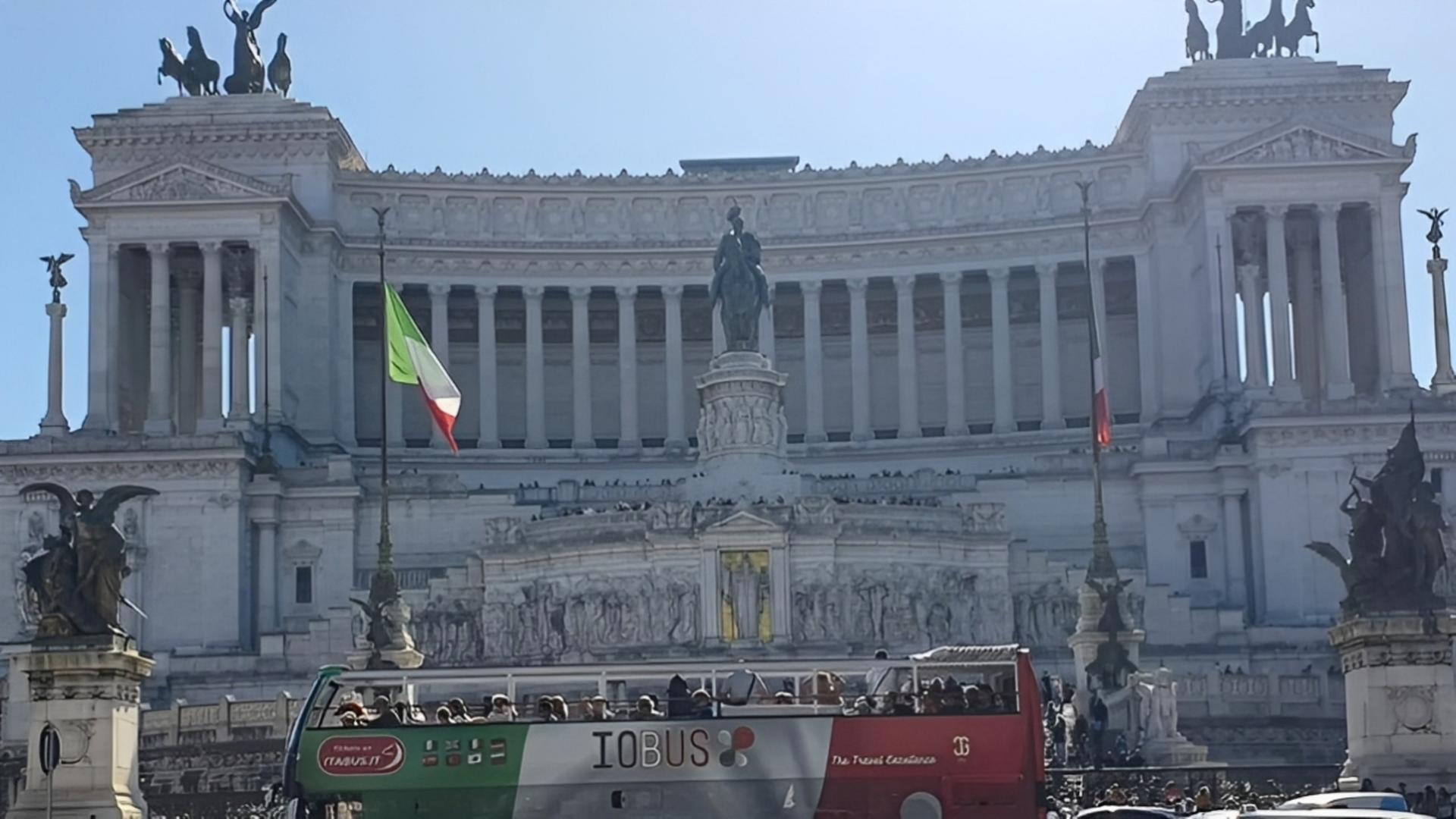 Colosseum, Roman Forum & Palatine Hill with panoramic open bus ticket - Thumbnail 2