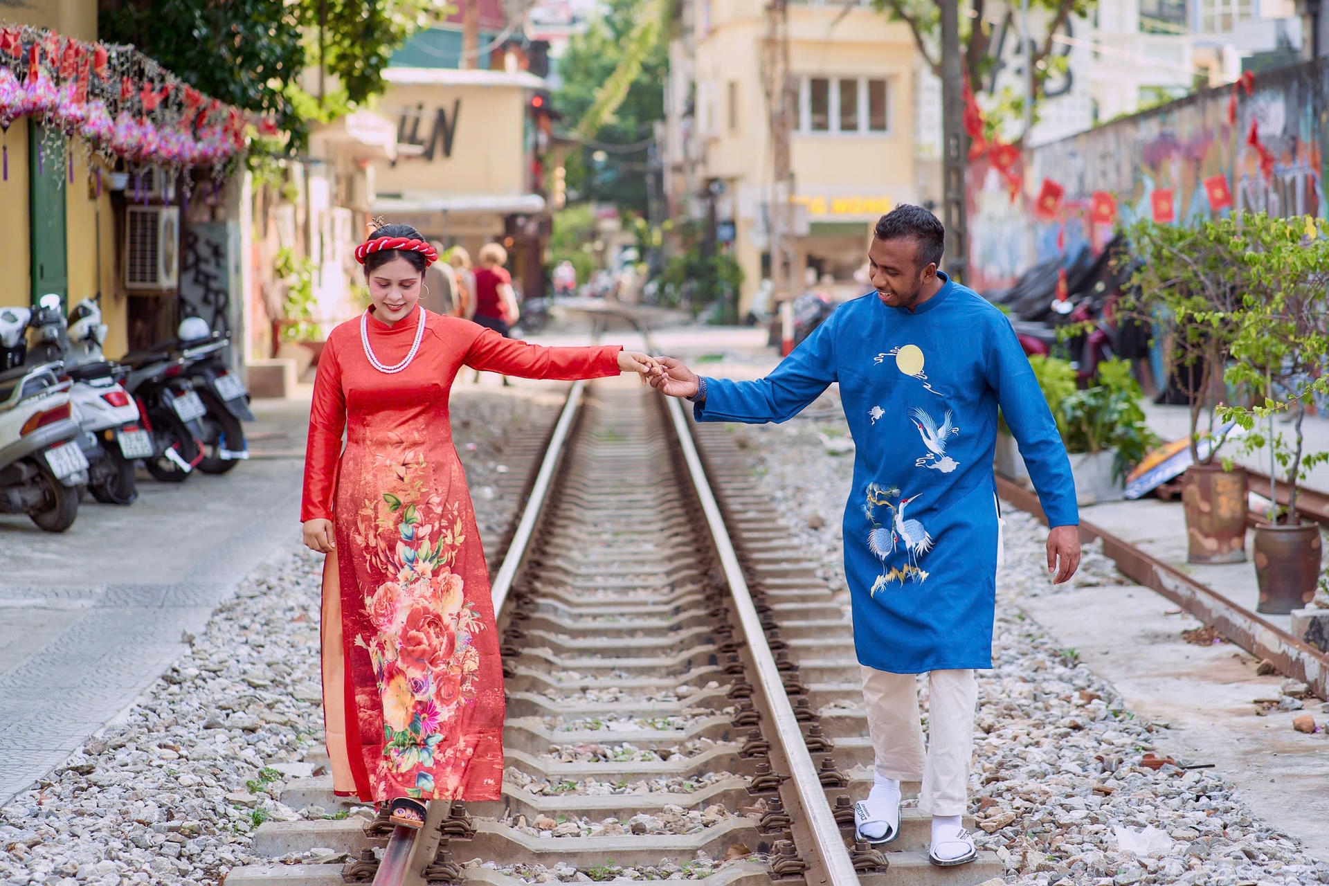 Ao Dai Rental & Professional Photoshoot in Hanoi Old Quarter  - Thumbnail 6