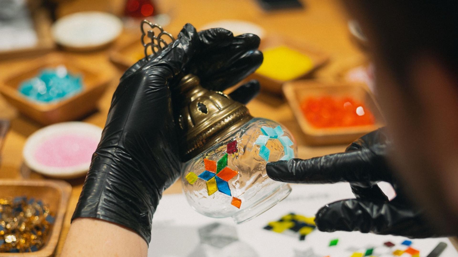 Turkish mosaic lamp workshop with snacks and drinks in Istanbul - Thumbnail 6