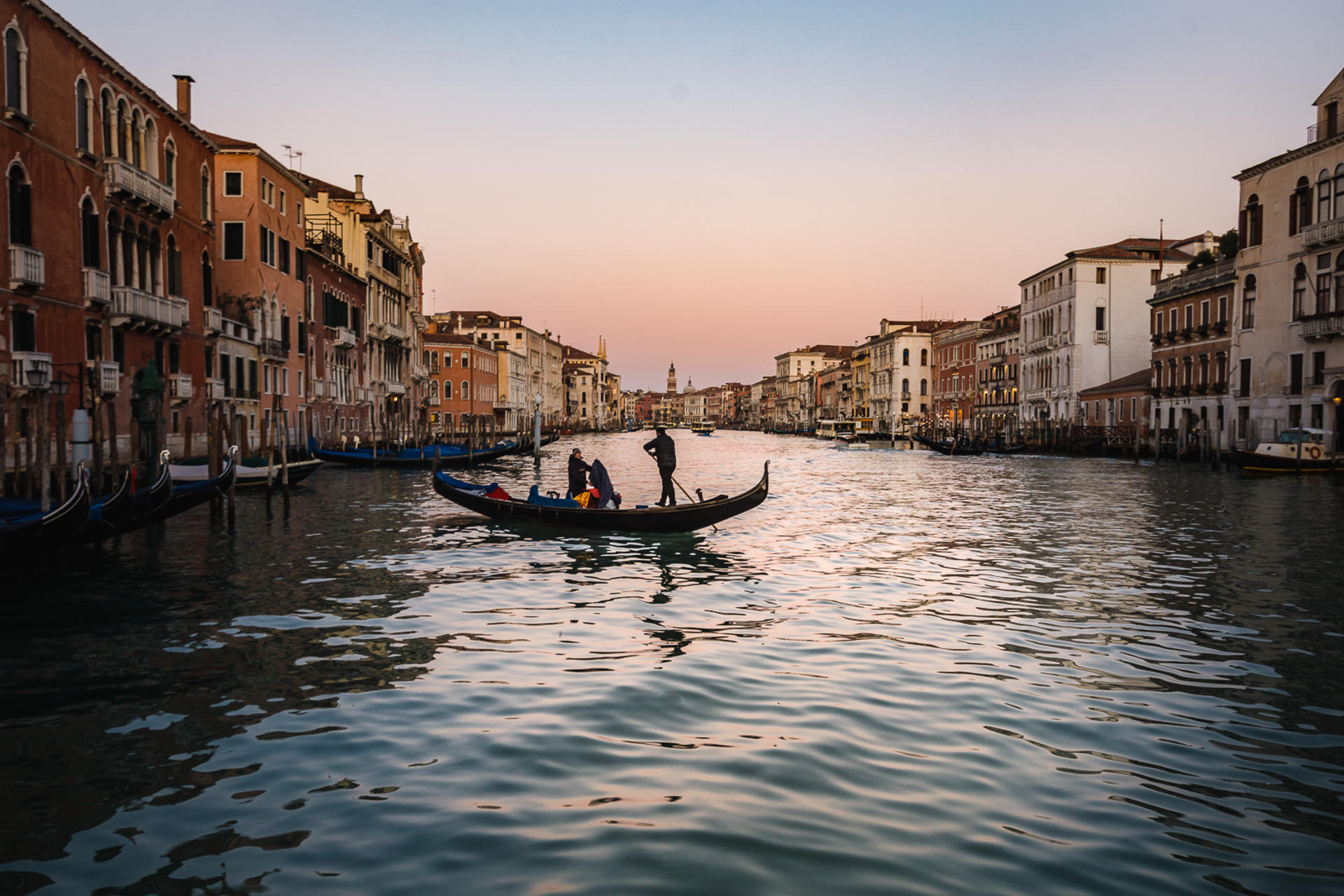Grand Canal Romantic Gondola Ride in Venice - Thumbnail 7