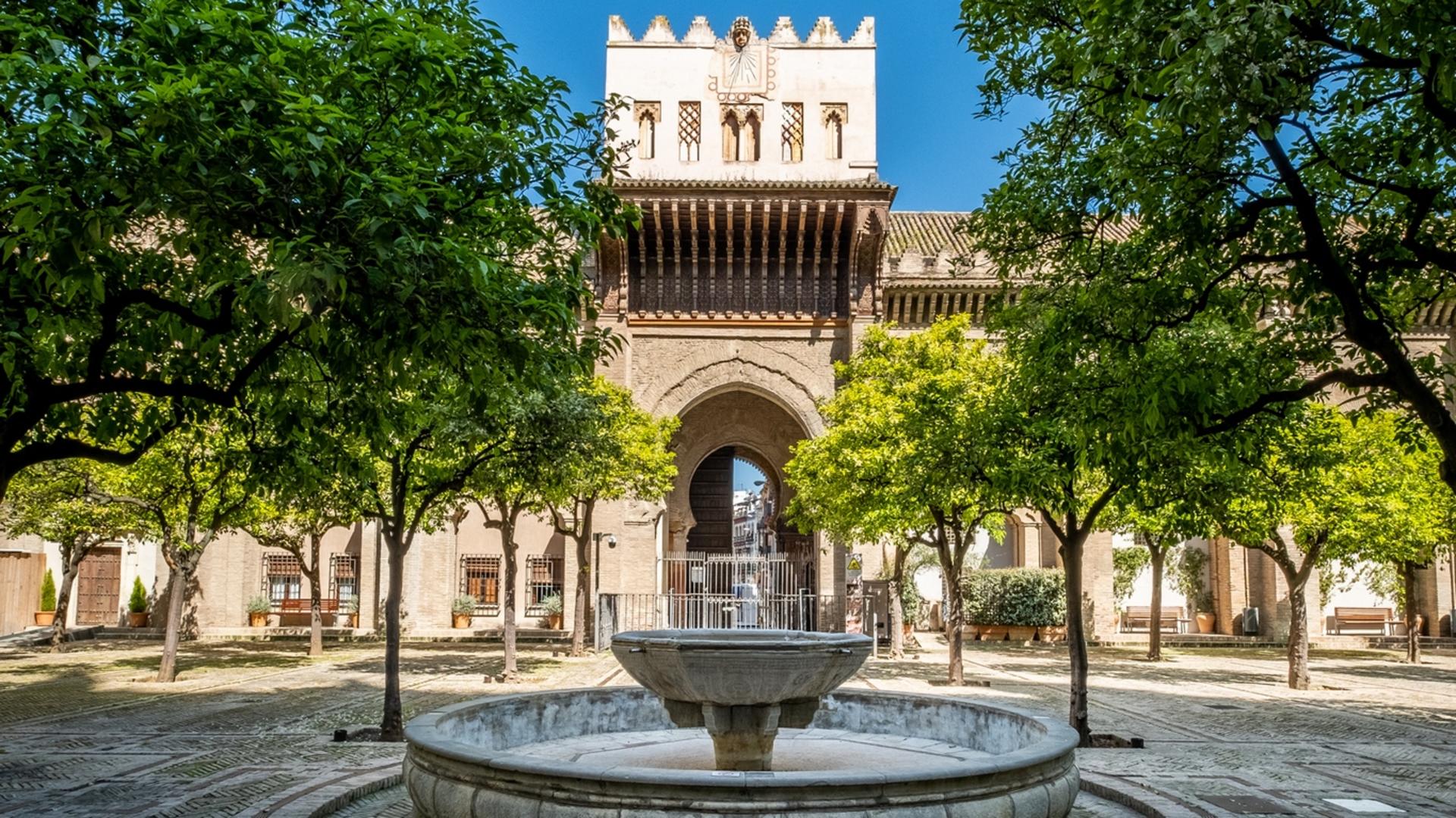 Cathedral and Giralda small group tour with tickets in Seville - Thumbnail 3