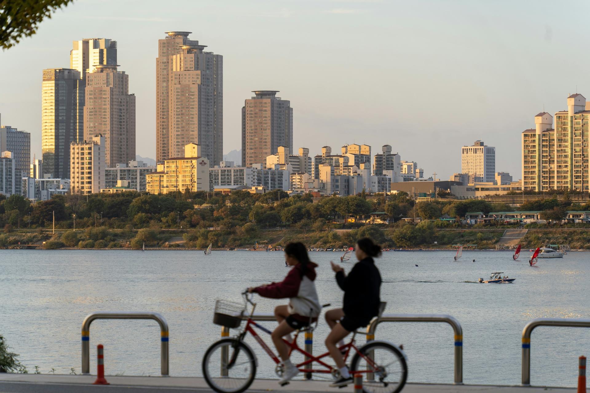 Morning 3-Hour Bike Tour along the Han River - Thumbnail 16