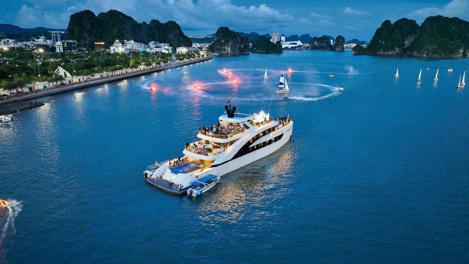 Saquila Yatch Day Cruise: Ha Long Bay, Sung Sot, Ti Top - Thumbnail 2