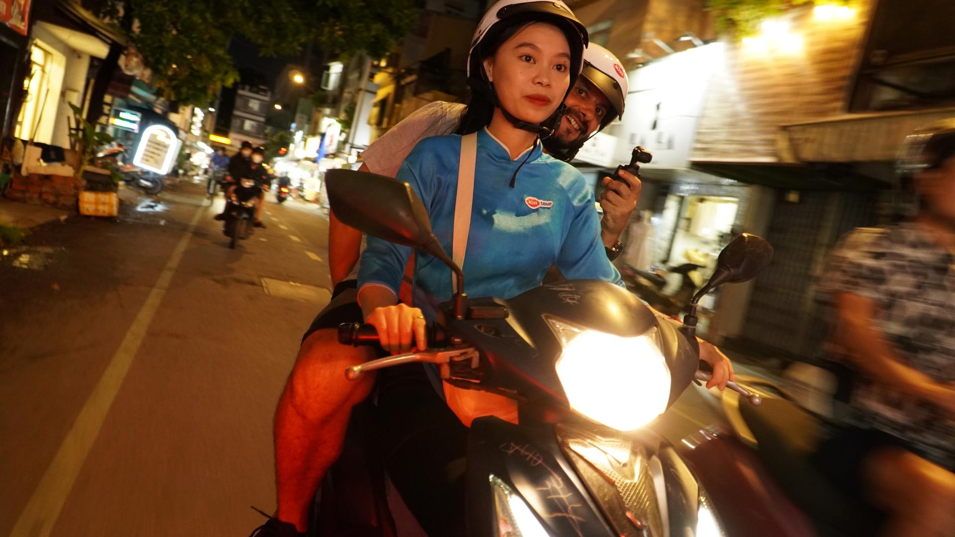 Street Food & Sightseeing Tour with Aodai Rider in Ho Chi Minh City - Thumbnail 28