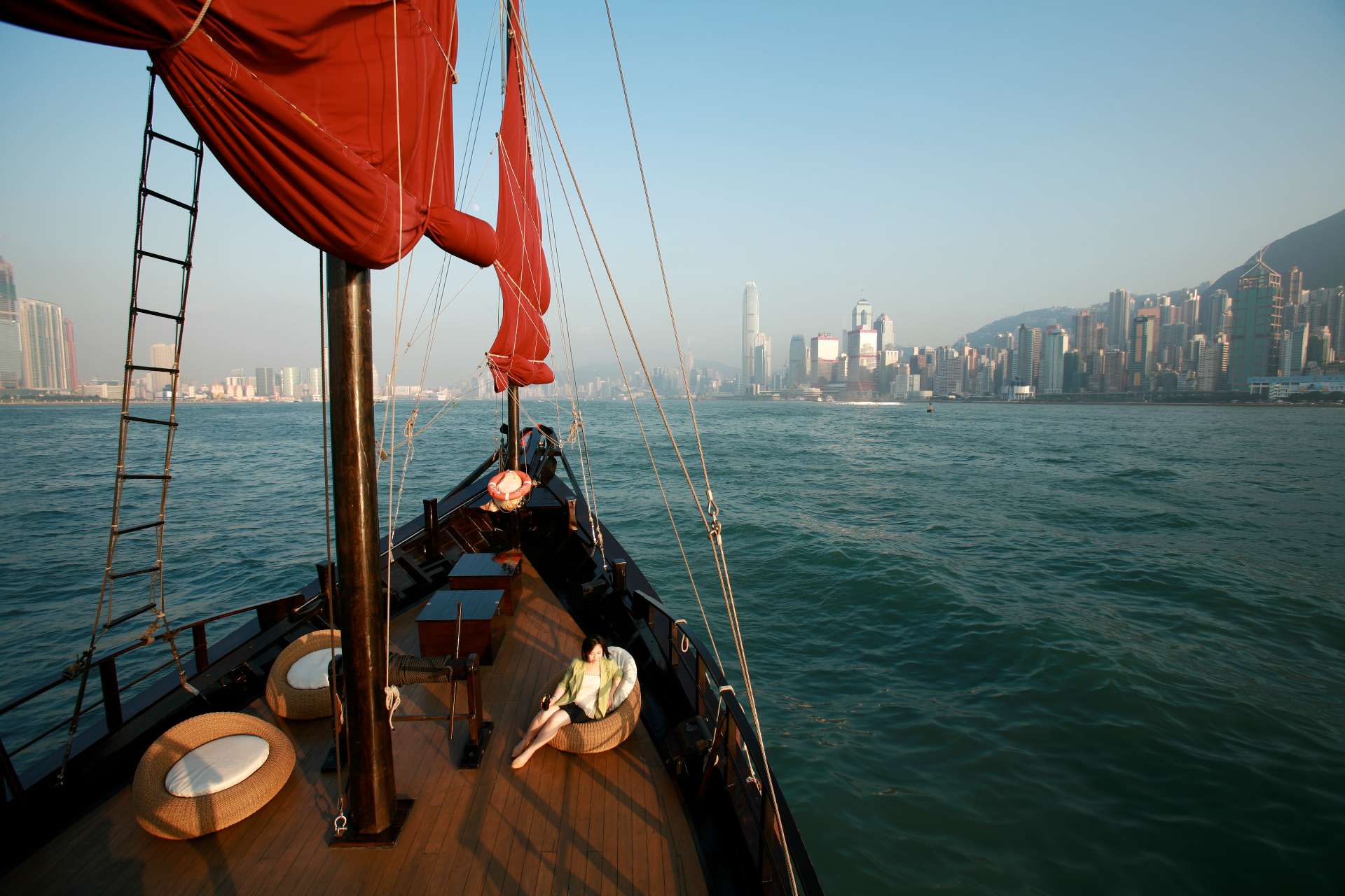 Aqua Luna Victoria Harbour Cruise Experience - Thumbnail 17