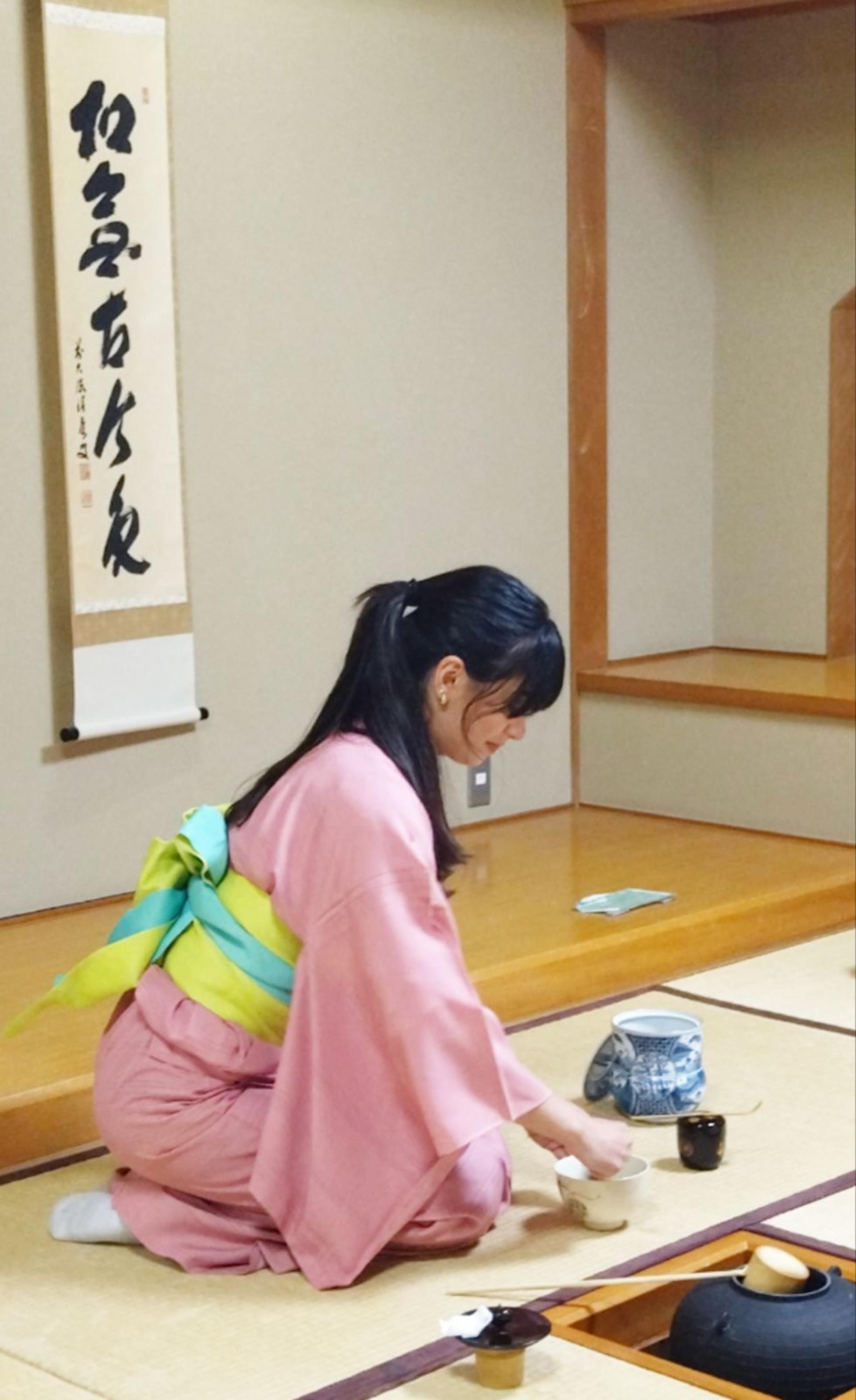 Experience an authentic tea ceremony in kimono (near Osaka Castle) - Thumbnail 3