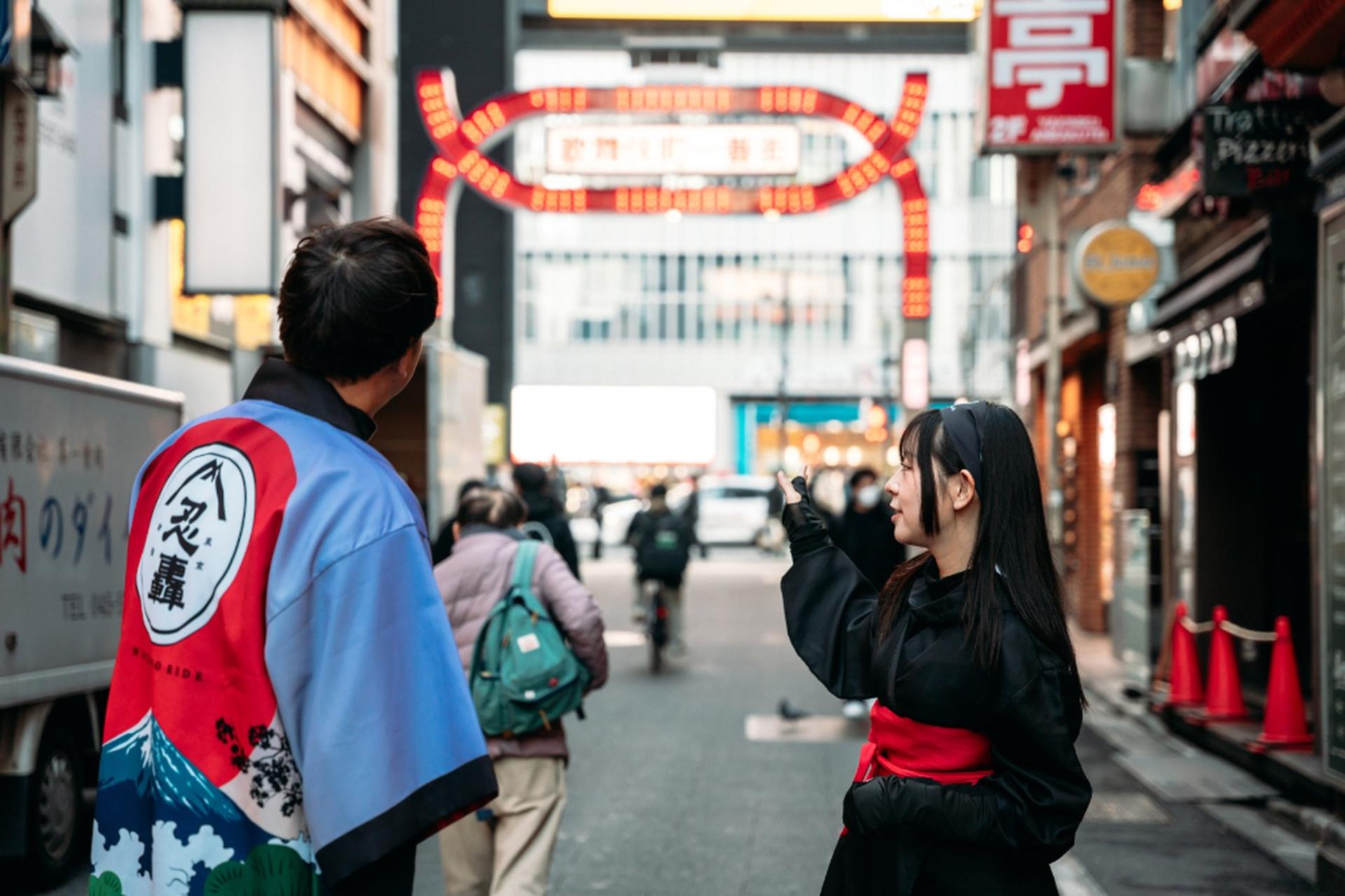 Tokyo Shinjuku Ninja Walking Tour: Kabukicho & Golden Gai (60min) - Thumbnail 2