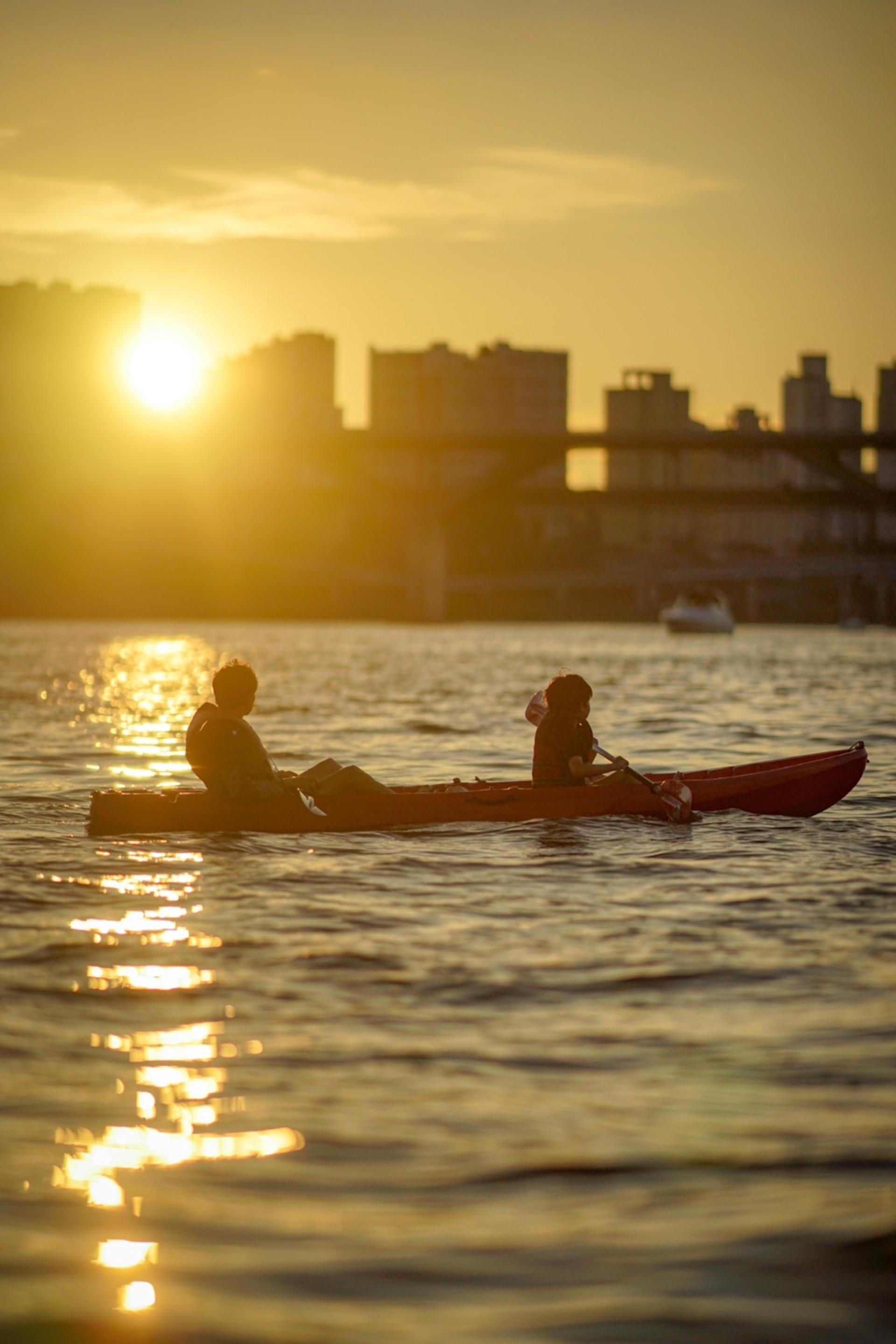 Kayak & Paddleboard Adventure on the Han River in Seoul - Thumbnail 3