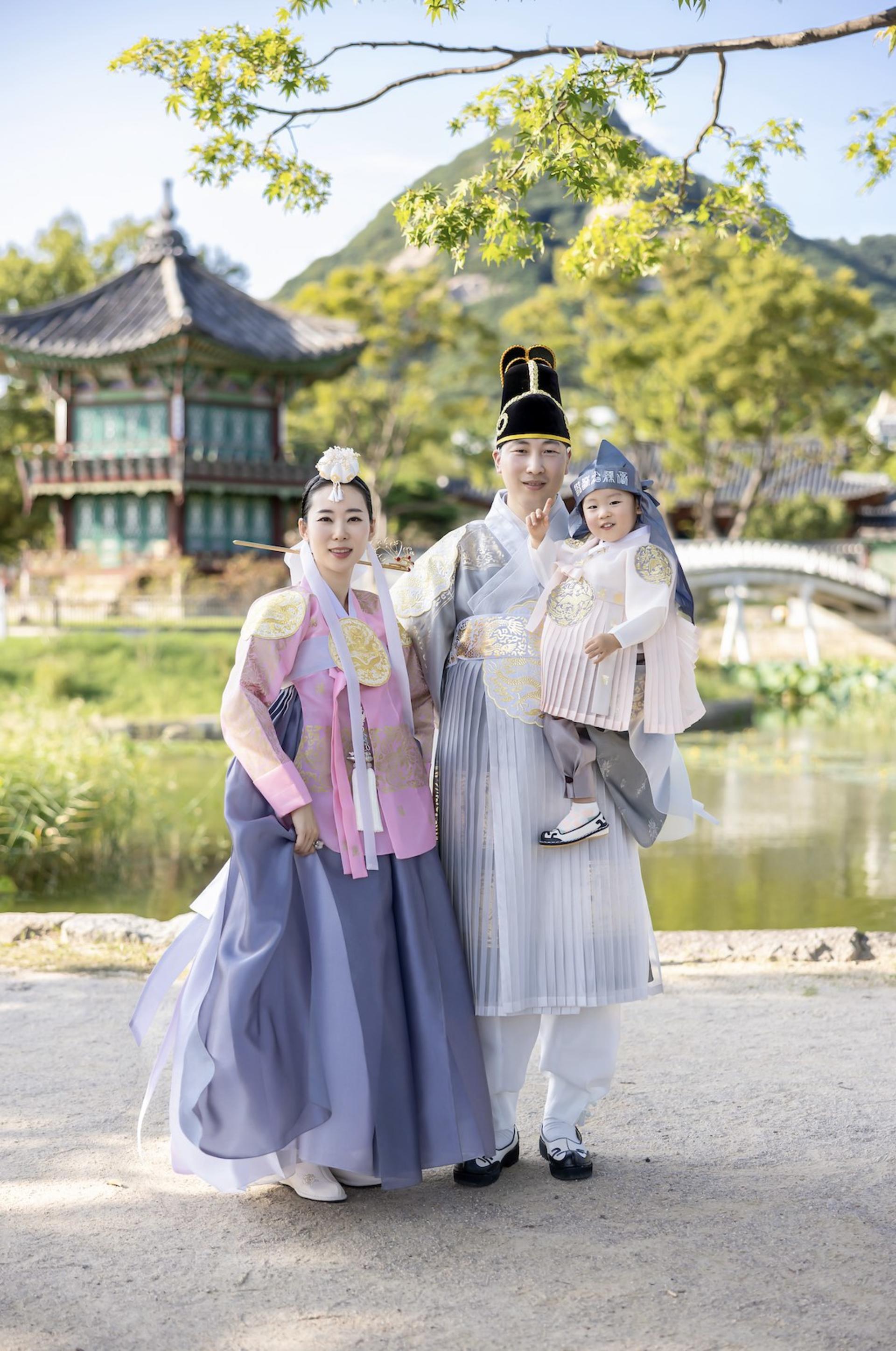 Hanbok Rental and Photoshoot Experience by Hanbok That Day - Thumbnail 45