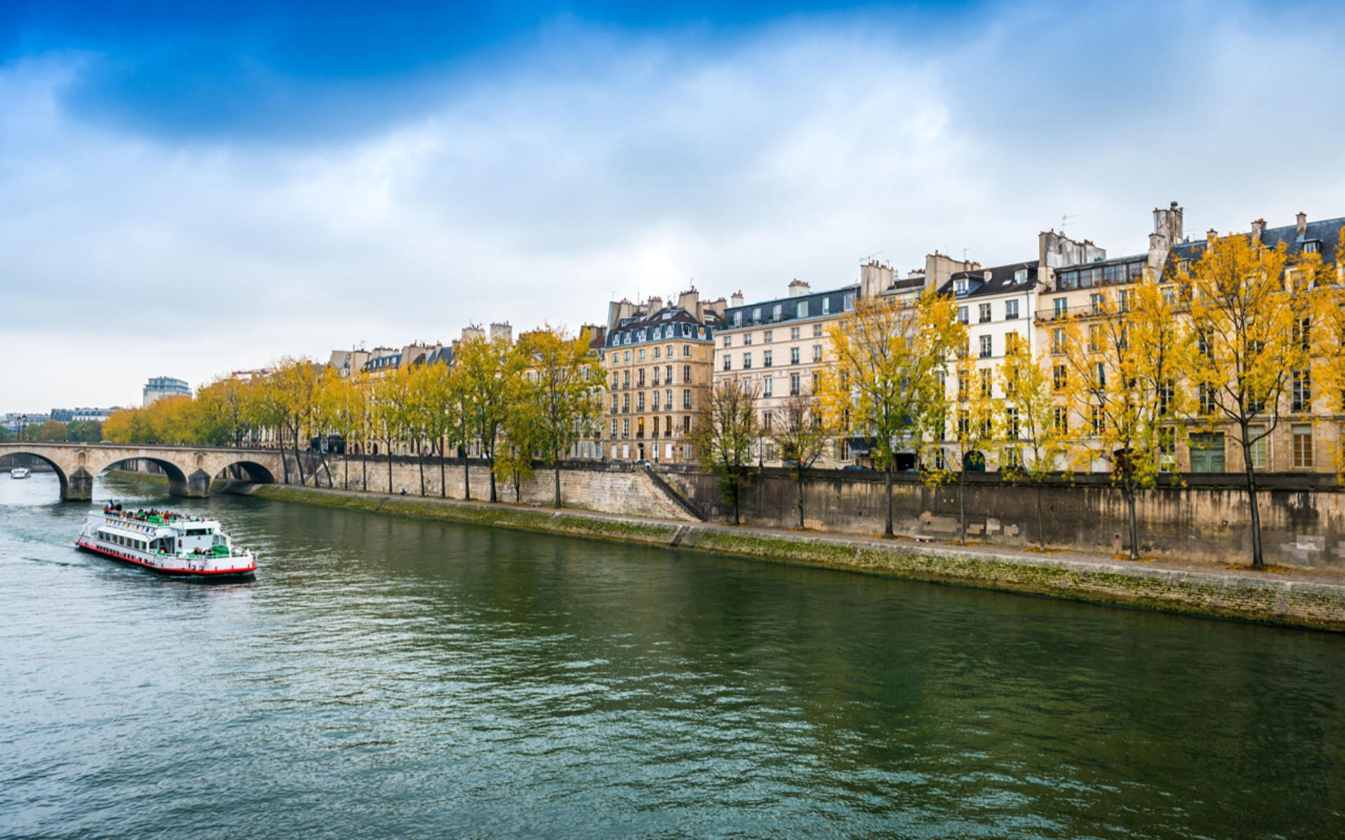 Bateaux Mouches Seine River Cruise in Paris - Thumbnail 4