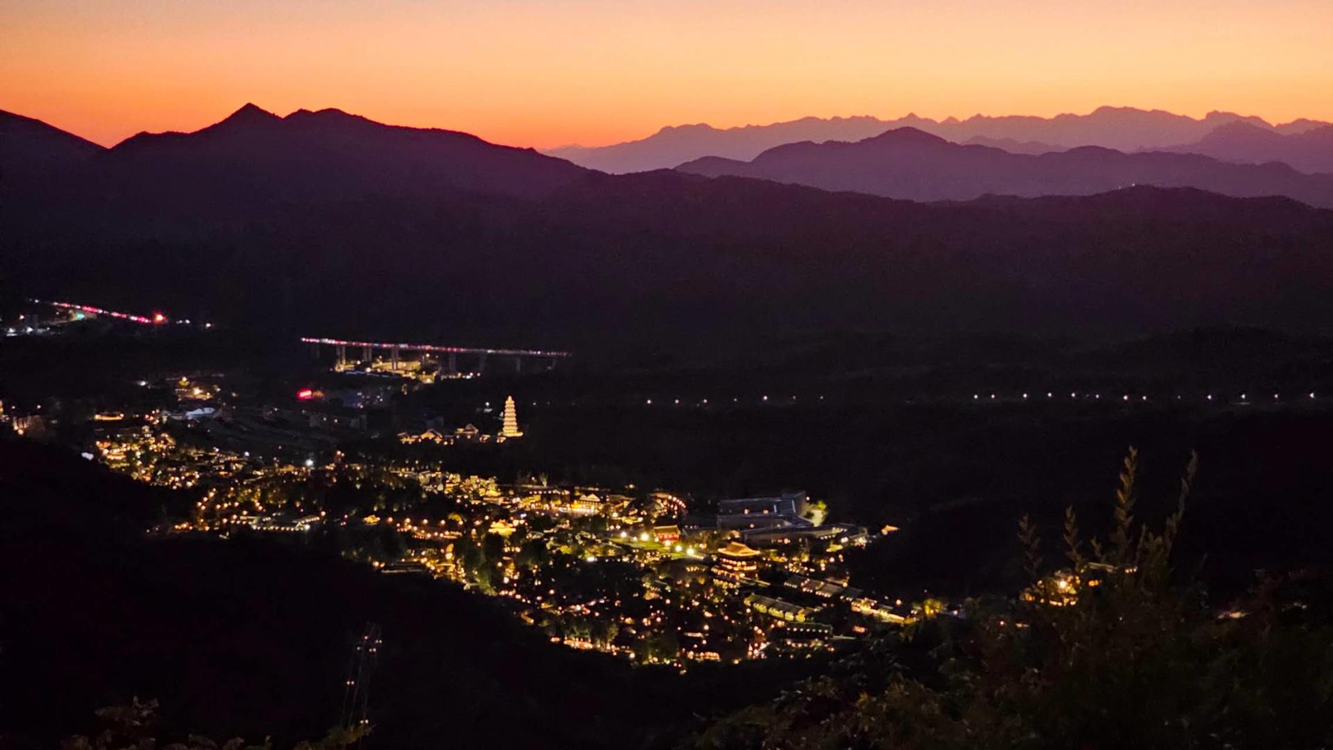 Beijing Private Tour:Jinshanling Hike+Simatai Sunset&Gubei Watertown - Thumbnail 7