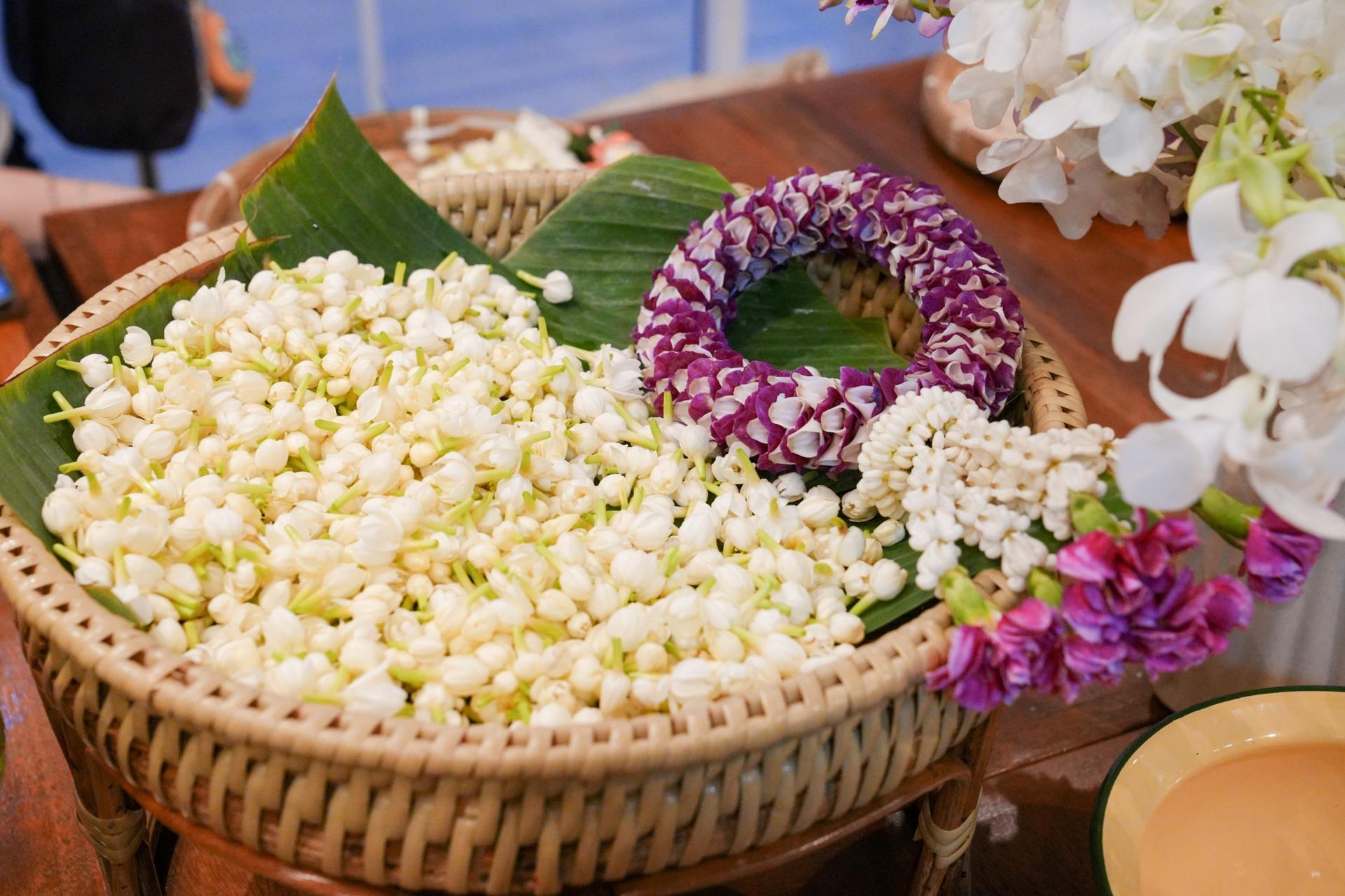 White Lotus Thai Garland Workshop at Pak Khlong Talat Market Tour in Bangkok - Thumbnail 2