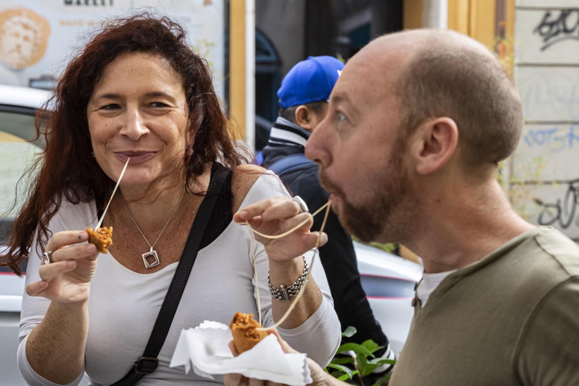 Twilight Trastevere food tour with wine tasting in Rome - Thumbnail 7