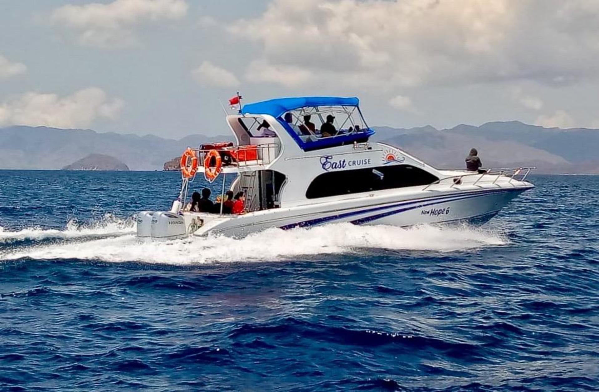 Labuan Bajo Full-Day Speedboat Tour by East Cruise Komodo - Image 1
