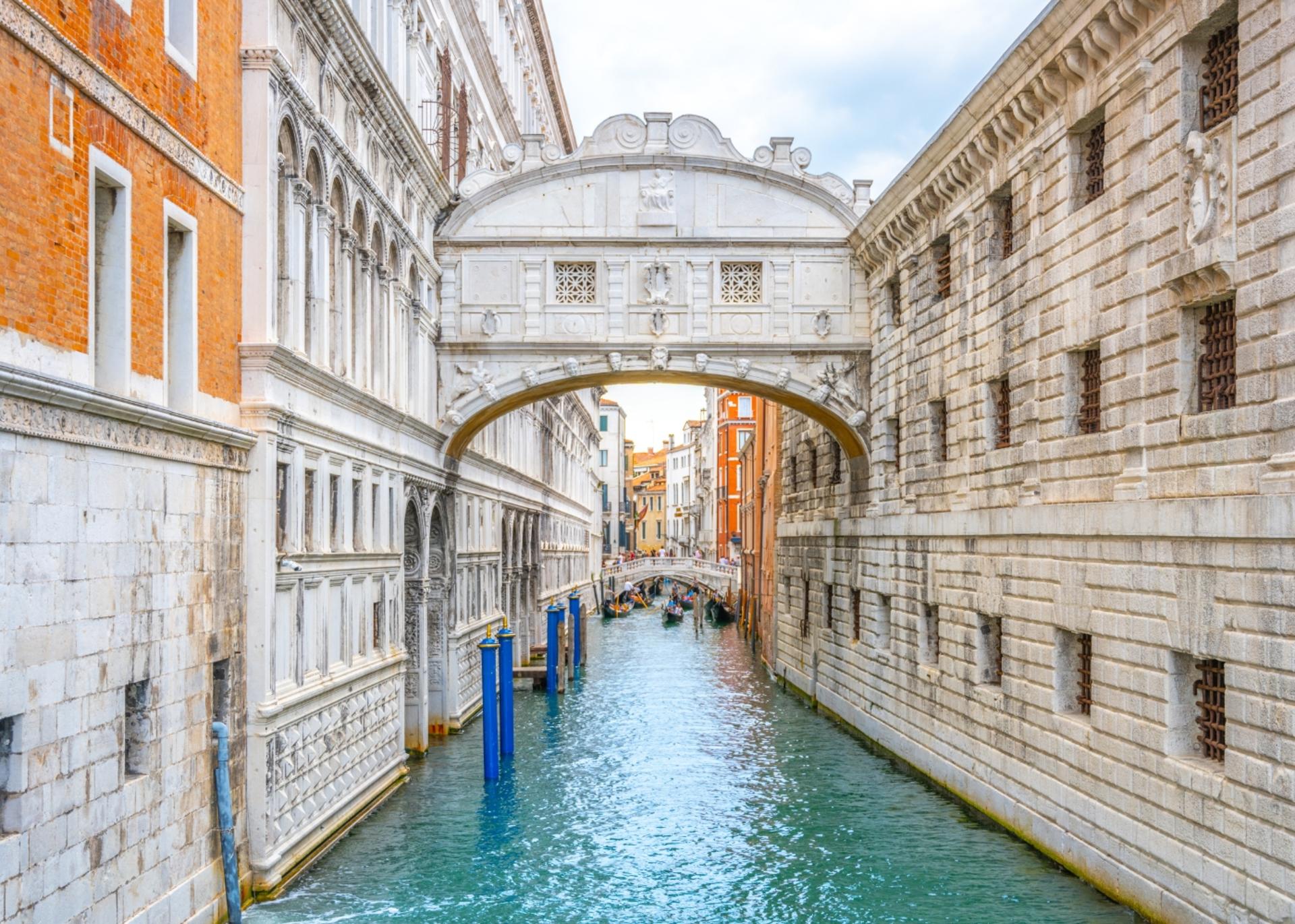 Golden Basilica, Ducal Palace, and Bridge of Sighs Tour - Thumbnail 13