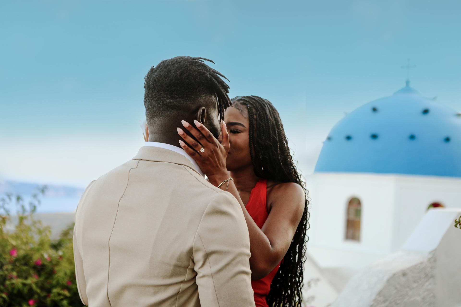 Private Photoshoot with a Vacation Photographer in Santorini - Thumbnail 2