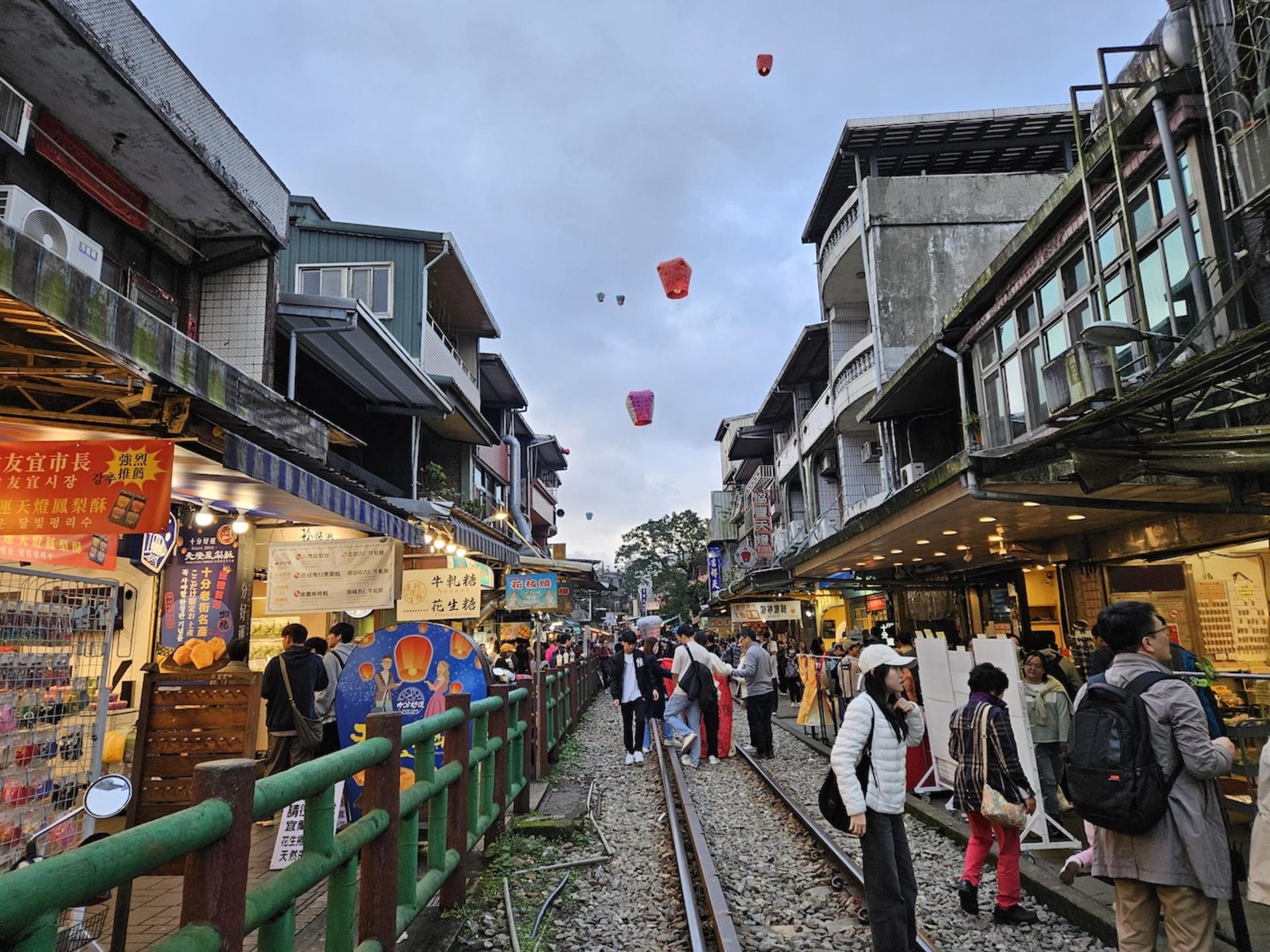 Taipei Small-Group Tour: Yehliu, Jiufen, Pingxi, Sky Lantern - Thumbnail 19