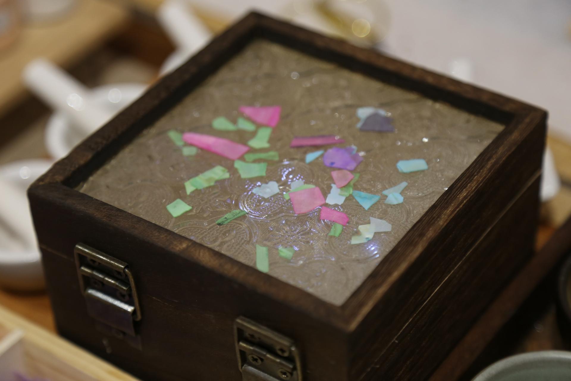 Mother-of-Pearl Jewelry Workshop in a Historic Shanghai Alley  - Thumbnail 7