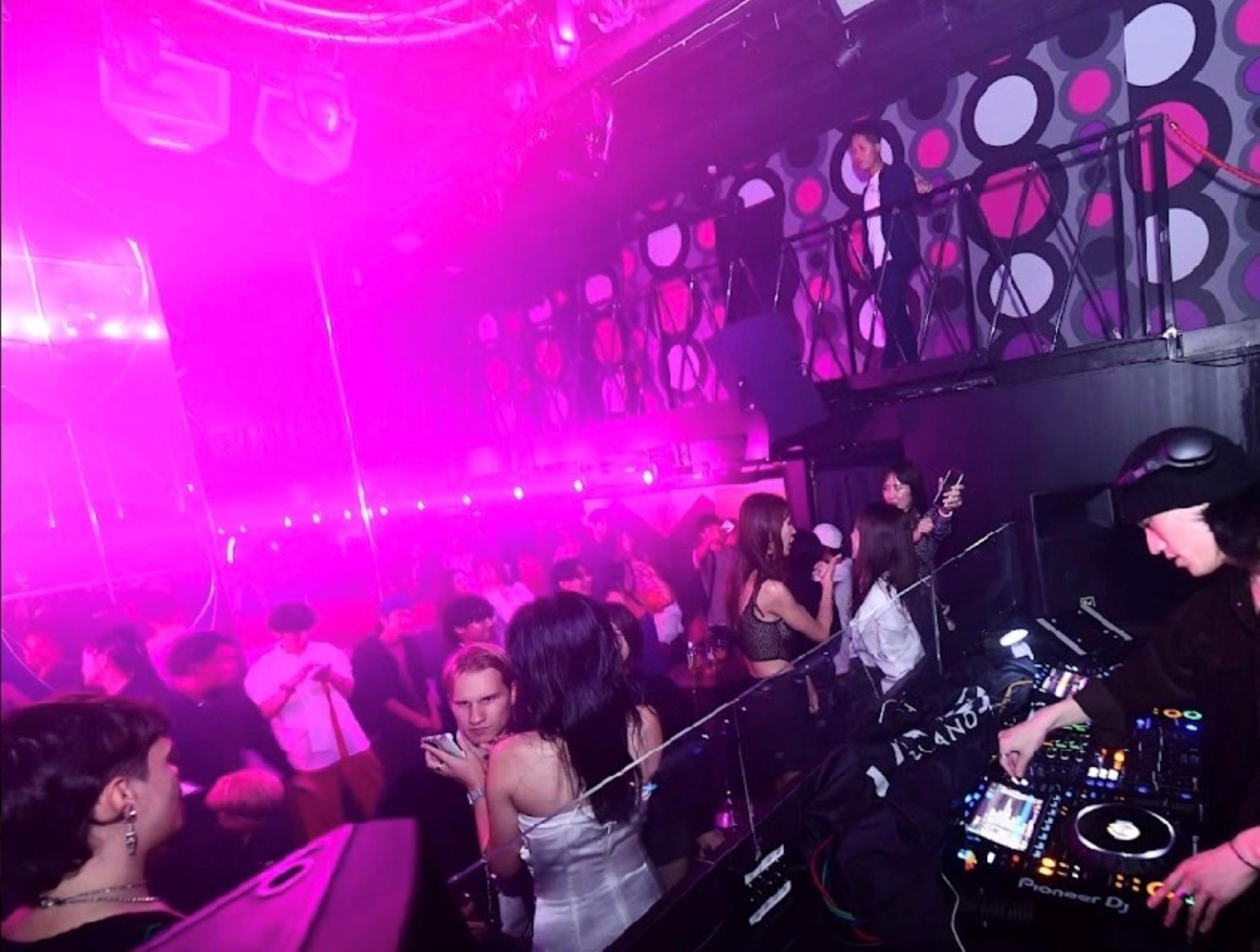 Osaka Shinsaibashi: CRAZY LAND by CHEVAL Nightclub Admission Ticket - Thumbnail 6