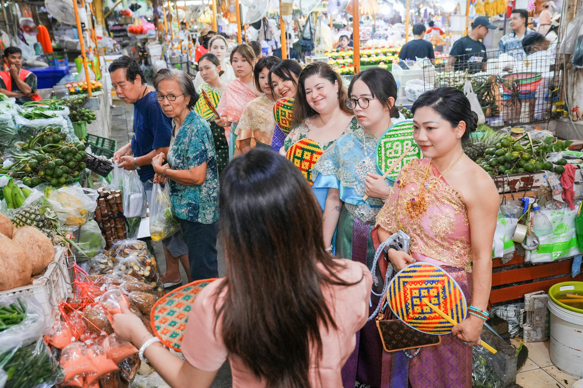 White Lotus Thai Garland Workshop at Pak Khlong Talat Market Tour in Bangkok - Thumbnail 4