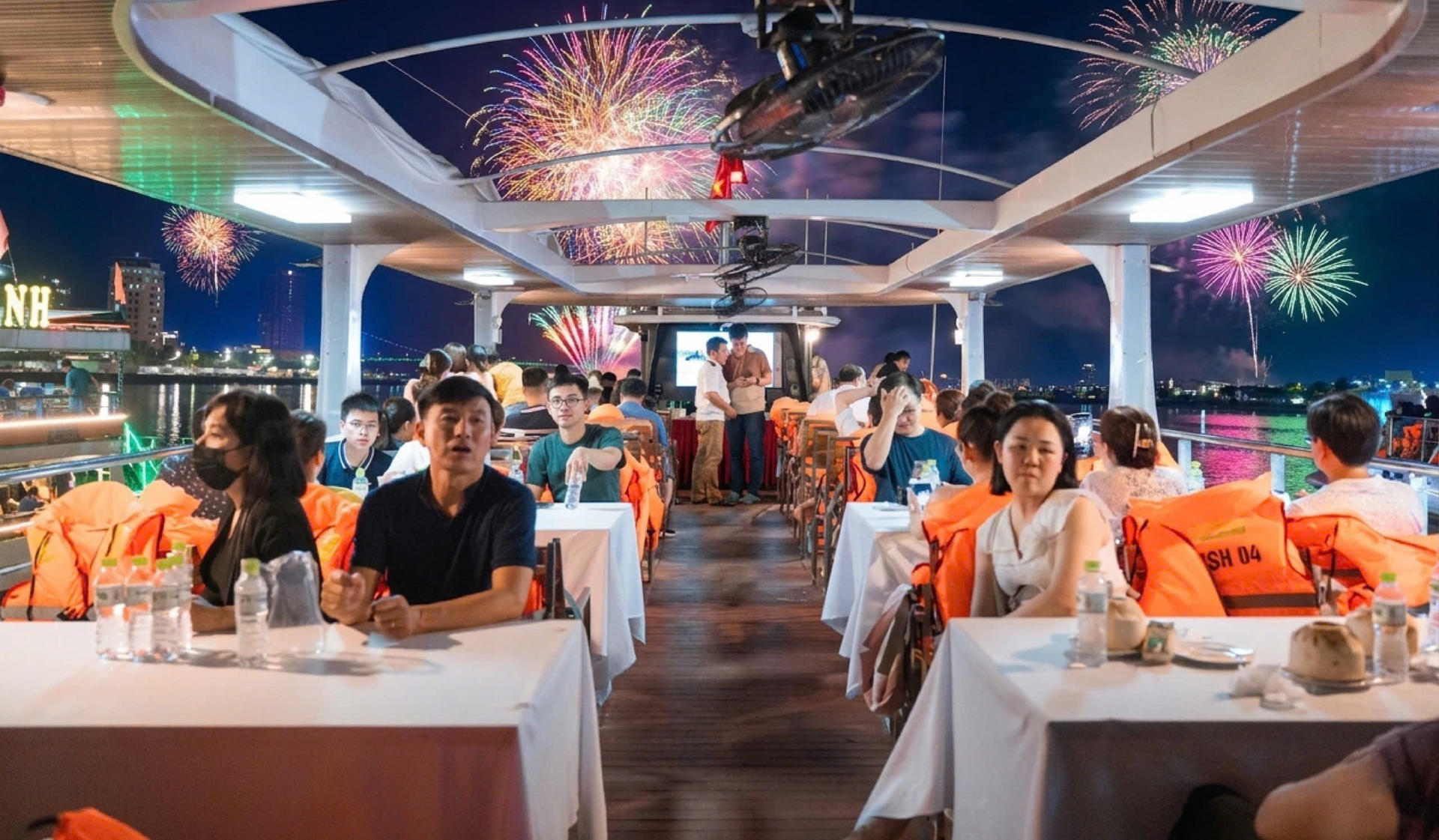 Han River Sightseeing and Dining Experience on 4U Cruise in Da Nang - Thumbnail 8