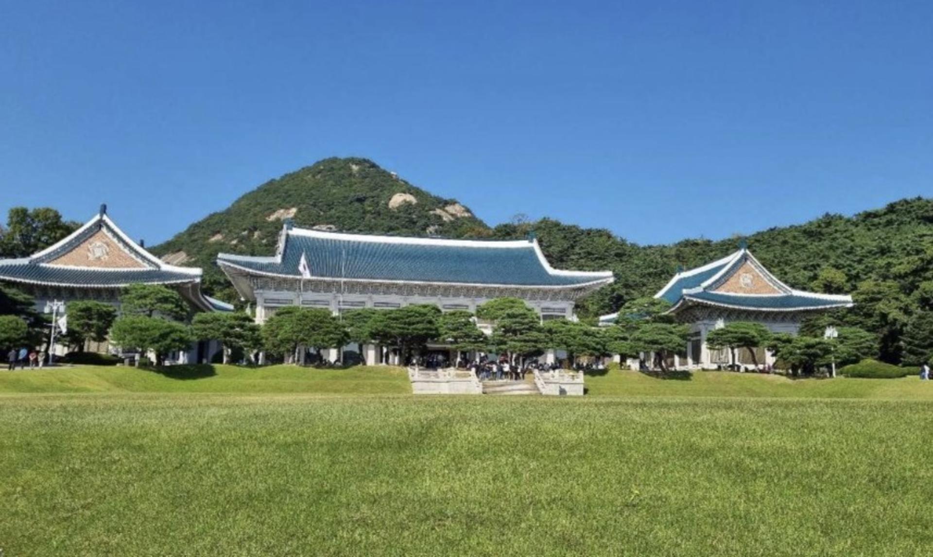 Seoul Gyeongbokgung & Bukchon Hanok Village Day Tour with Transfers - Thumbnail 2