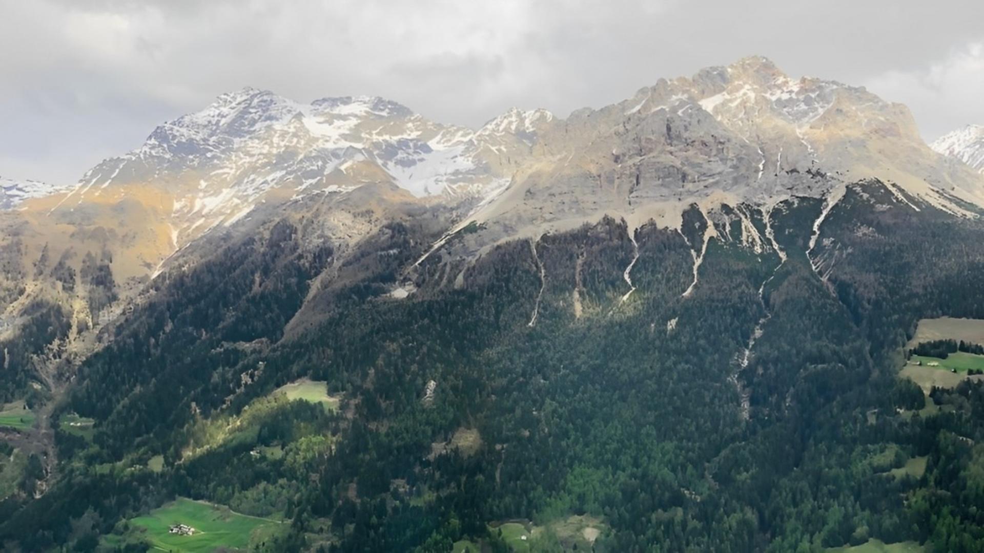 St. Moritz Guided Tour with Bernina Red Train - Thumbnail 2