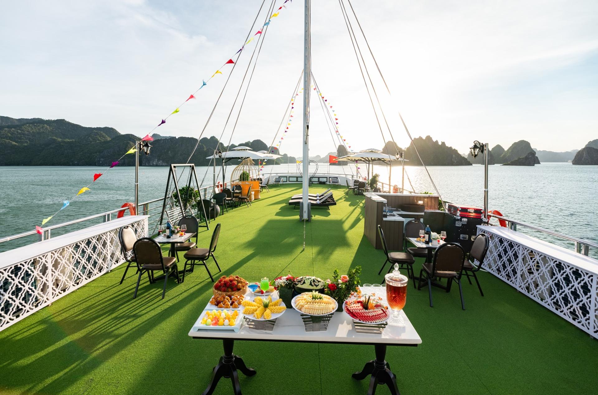 Otis Premium Day Cruise: Ha Long Bay, Sung Sot, Ti Top - Thumbnail 15