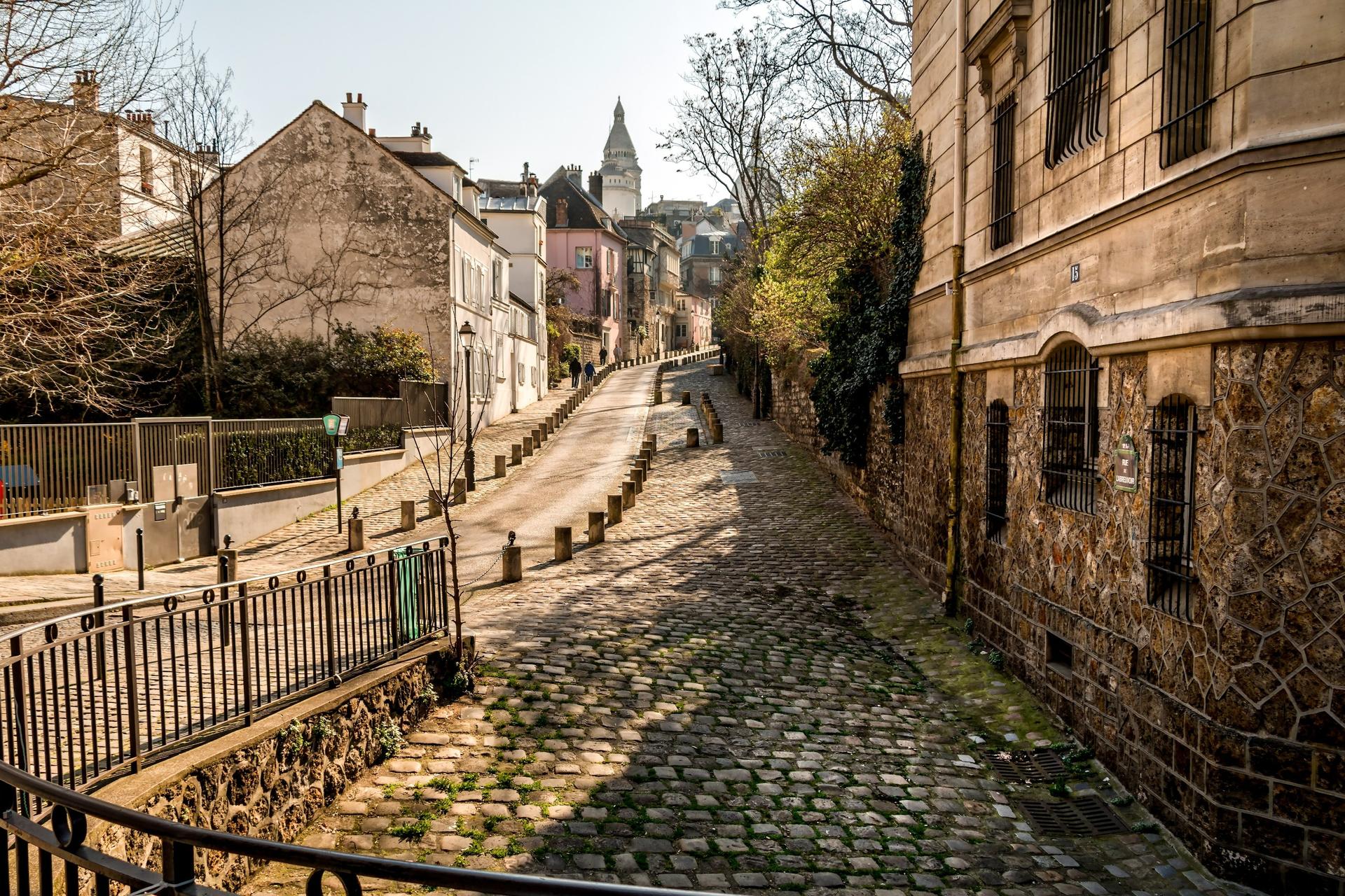 Montmartre Walking Tour in Paris - Thumbnail 8