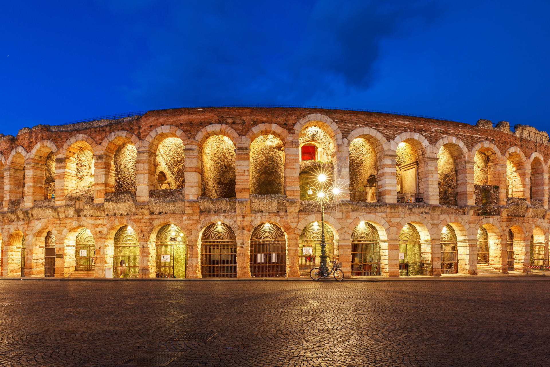 Verona Scavenger Hunt and City Highlights Day Trip - Thumbnail 4