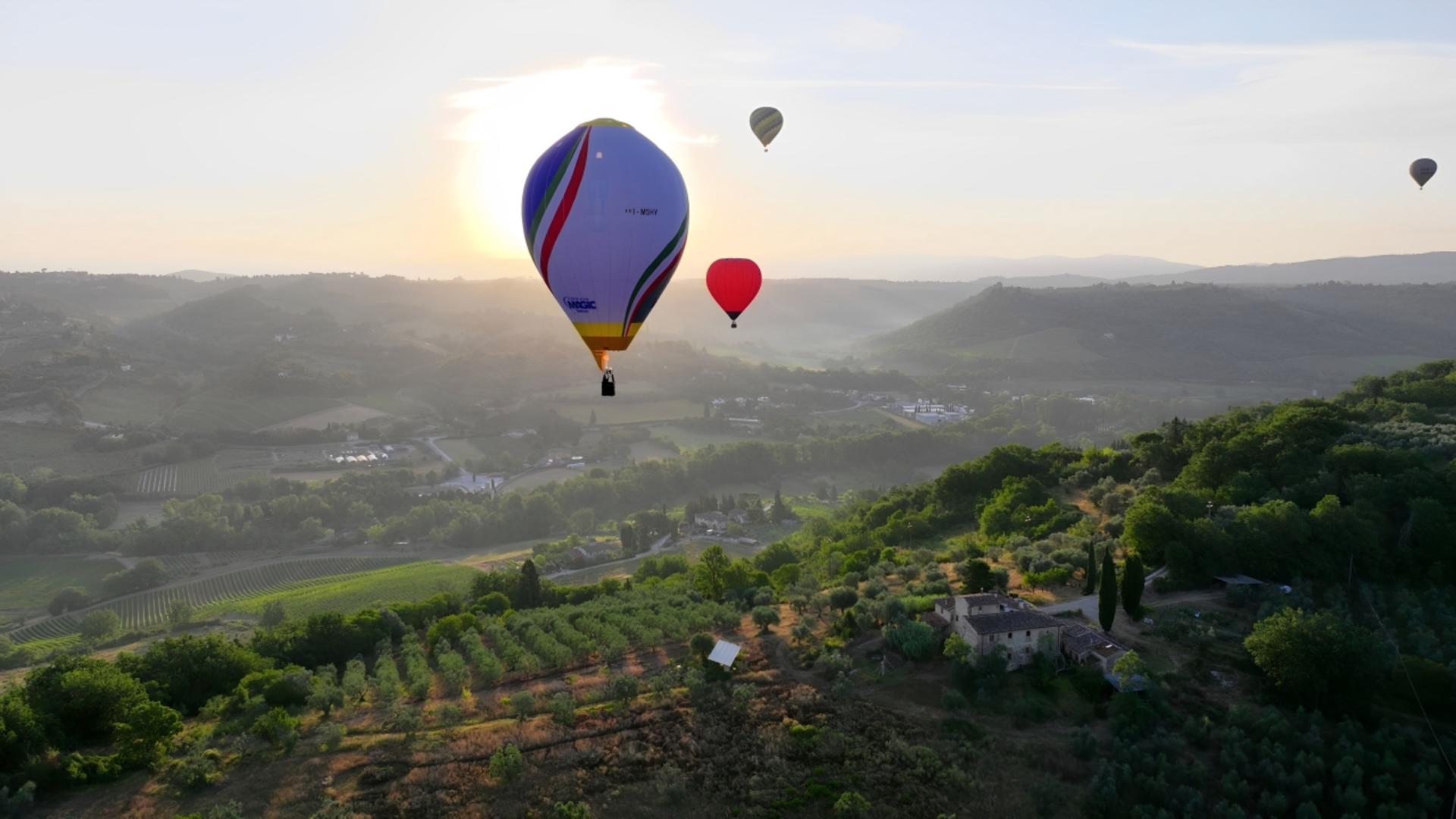 Private hot air balloon flight experience in Tuscany - Thumbnail 5
