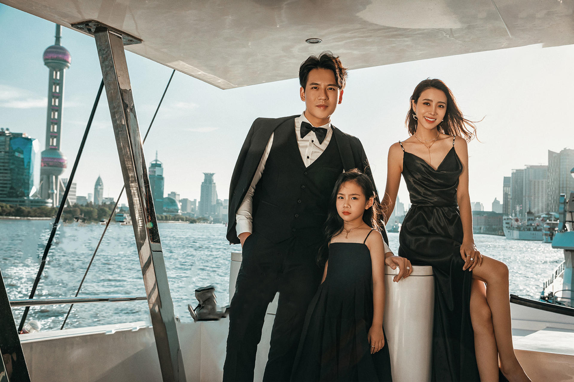 Shanghai Bund Parent-Child Yacht Photography (All Negatives Included & Costumes/Styling Included) - Thumbnail 4