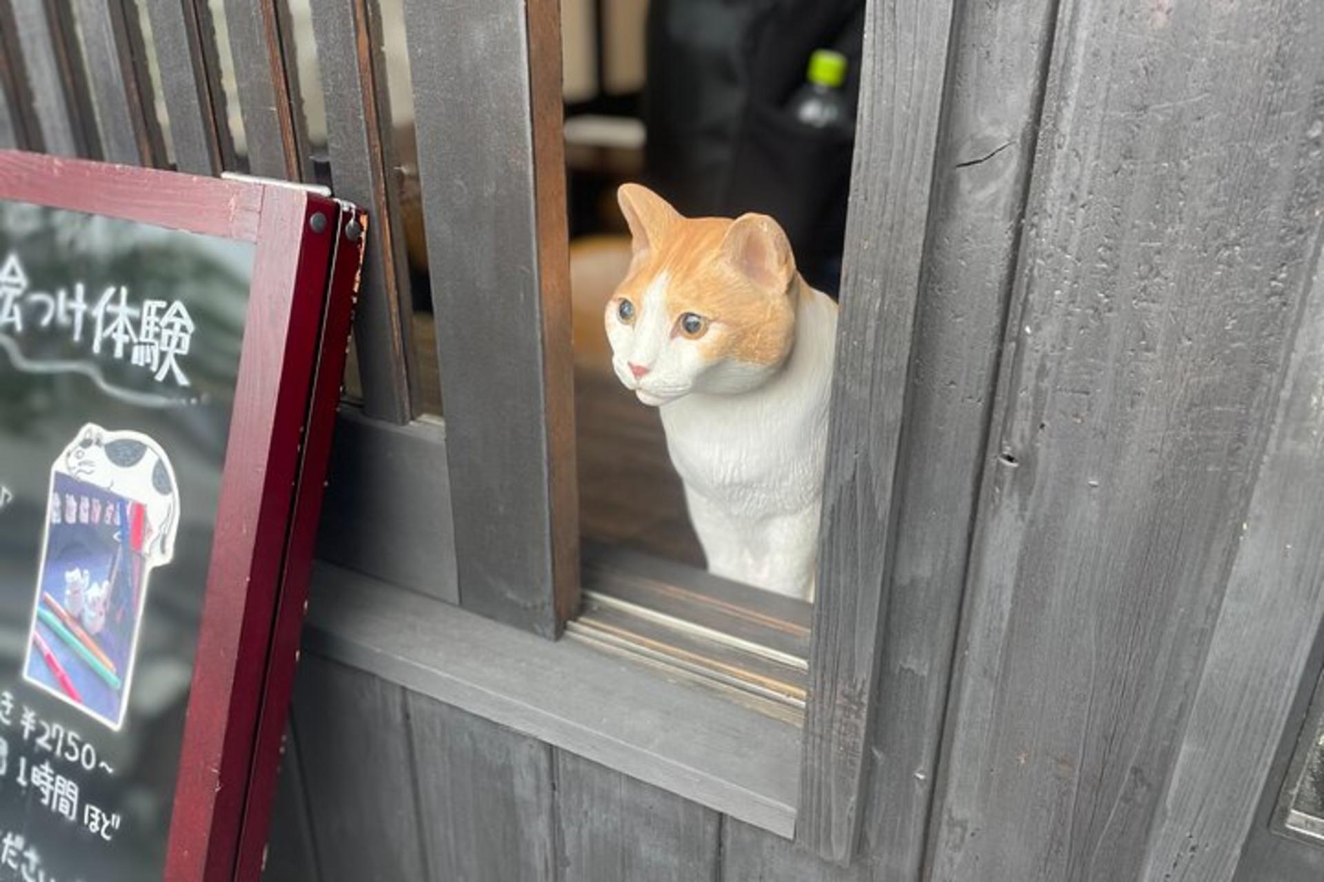 Tokyo: Private Tour of Beckoning Cat Painting at Yanaka - Thumbnail 2