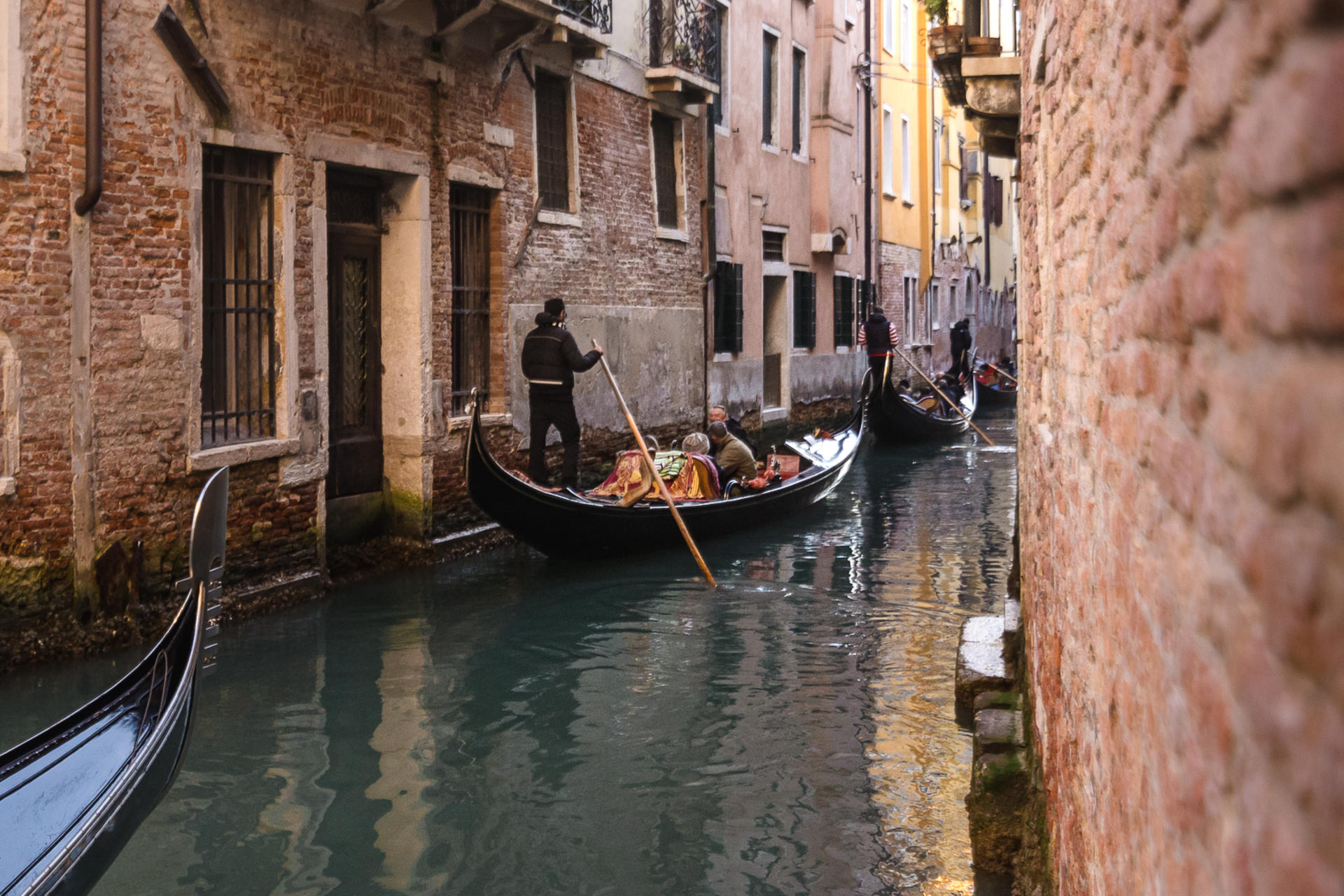 Grand Canal Romantic Gondola Ride in Venice - Thumbnail 9