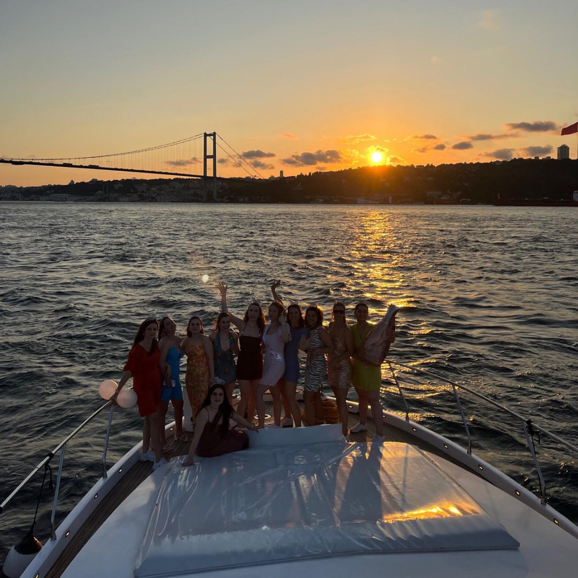 Sunset or Daytime Luxury Yacht cruise with AudioGuide & Snacks - Thumbnail 4
