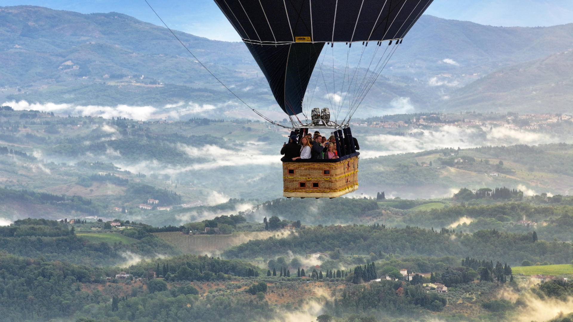 Balloon flight with glass of wine in Siena - Thumbnail 3