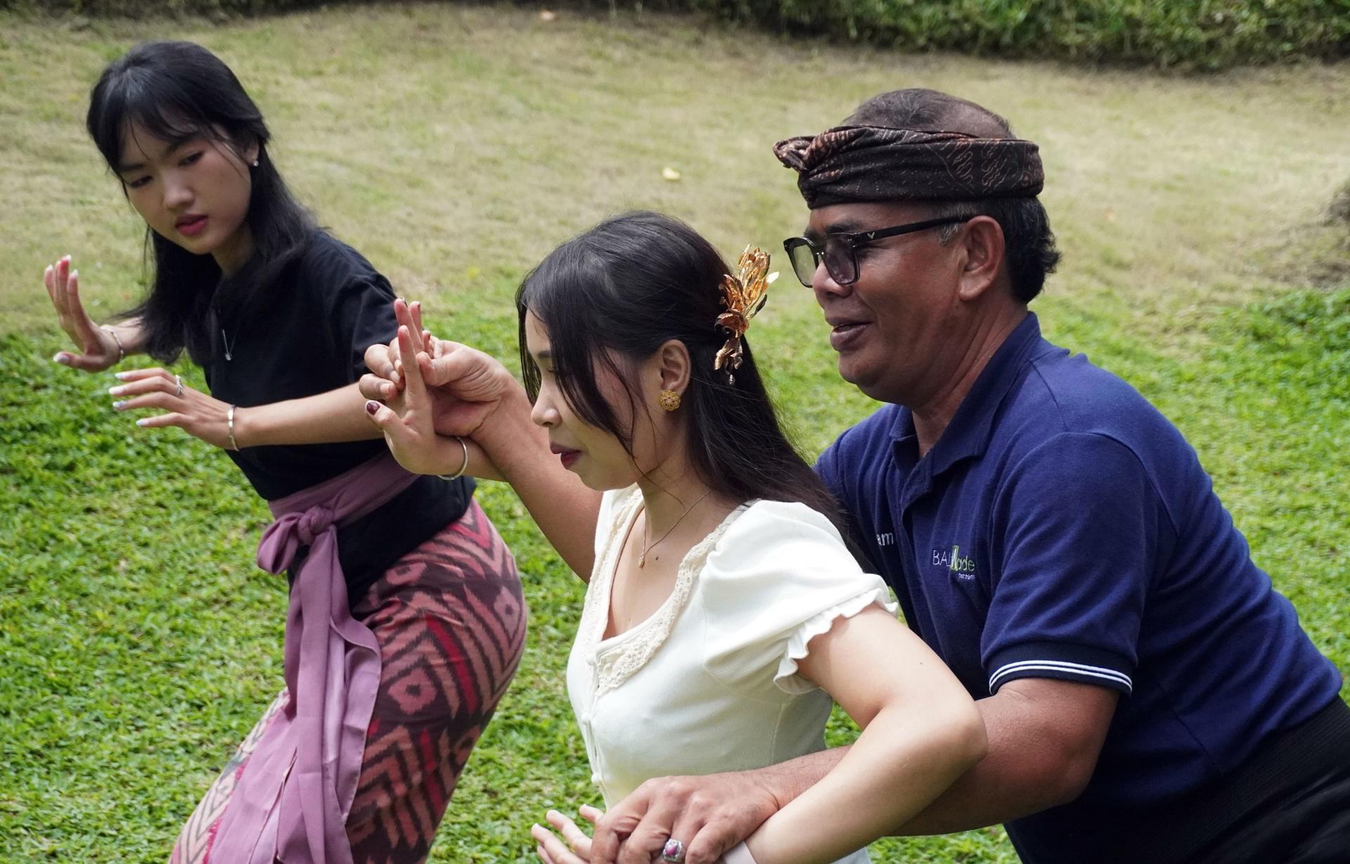 Bali Experience: Offerings, Dance, Rindik Music & Water Blessing - Thumbnail 5