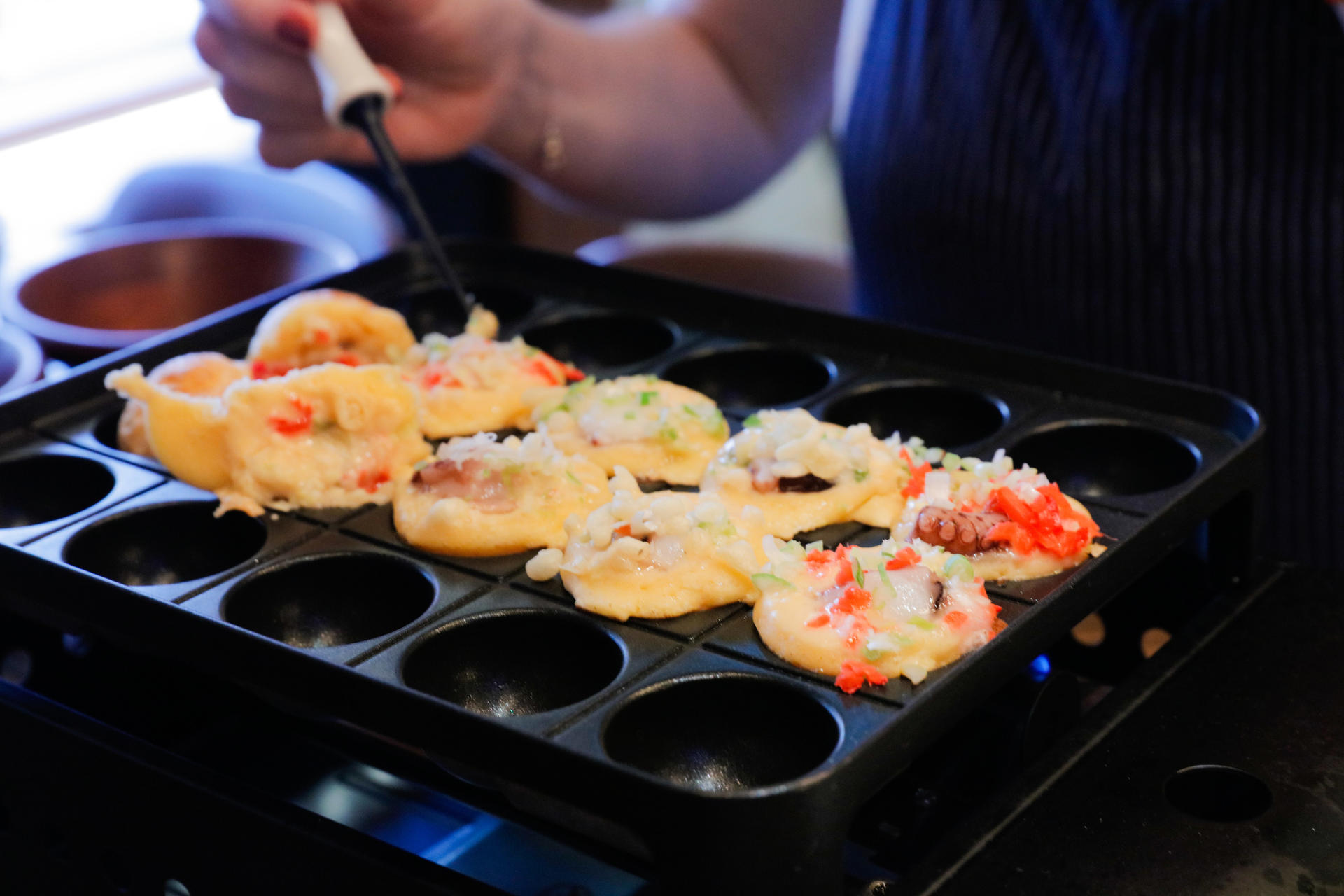 Shinjuku Takoyaki Making Experience: Make Osaka's specialty! - Image 1