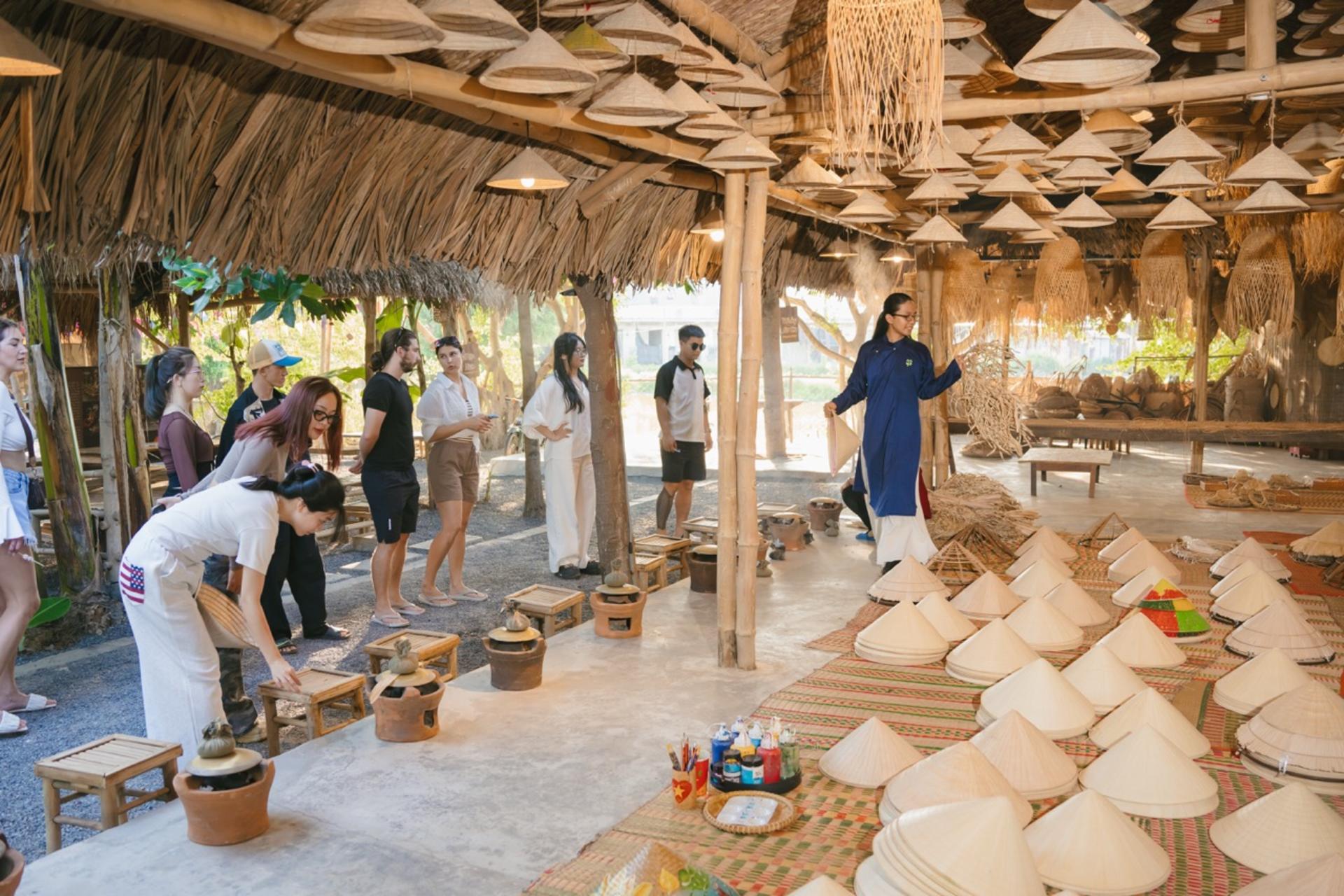 Conical Hat Painting Workshop at Nha Trang Xua with Transfer Option - Thumbnail 5