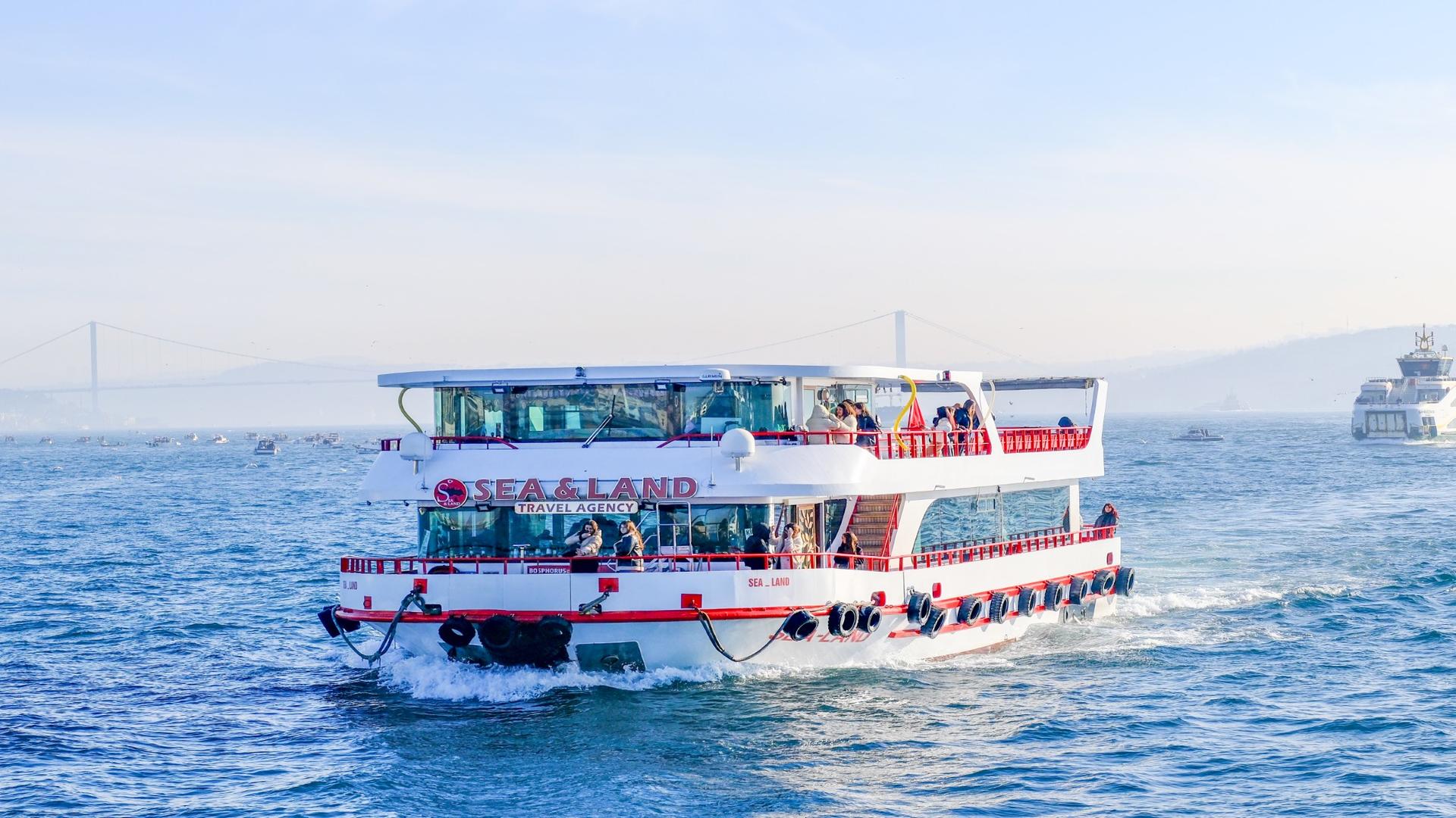Istanbul: Bosphorus Sightseeing Cruise Tour with Audio Guide - Thumbnail 2