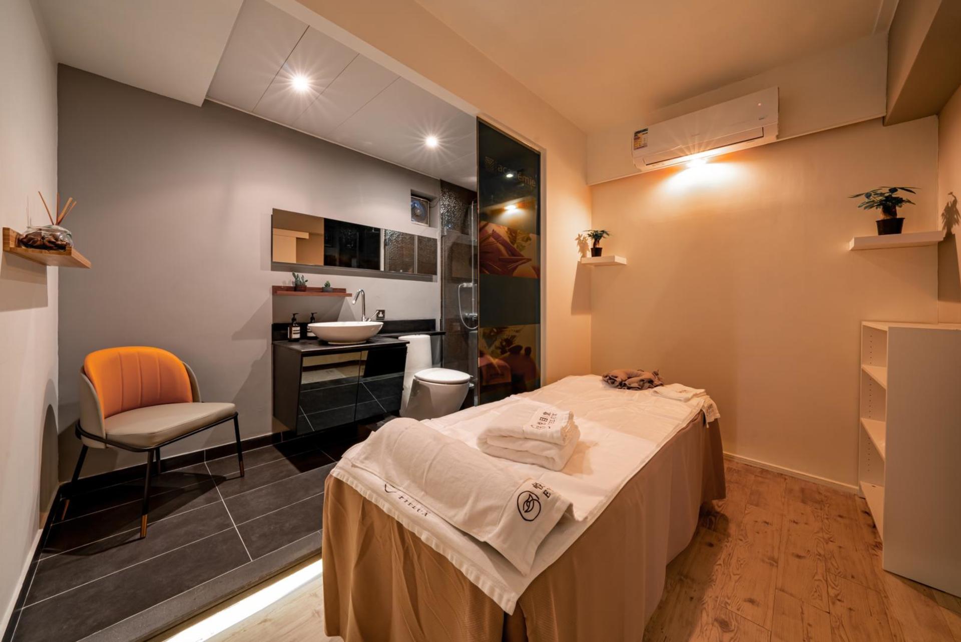 Eyeluxhk Limited - Massage & Wellness Experience | Eye Care | Foot Spa | Hot Stone Massage | Deep Tissue Massage | Causeway Bay - Thumbnail 4