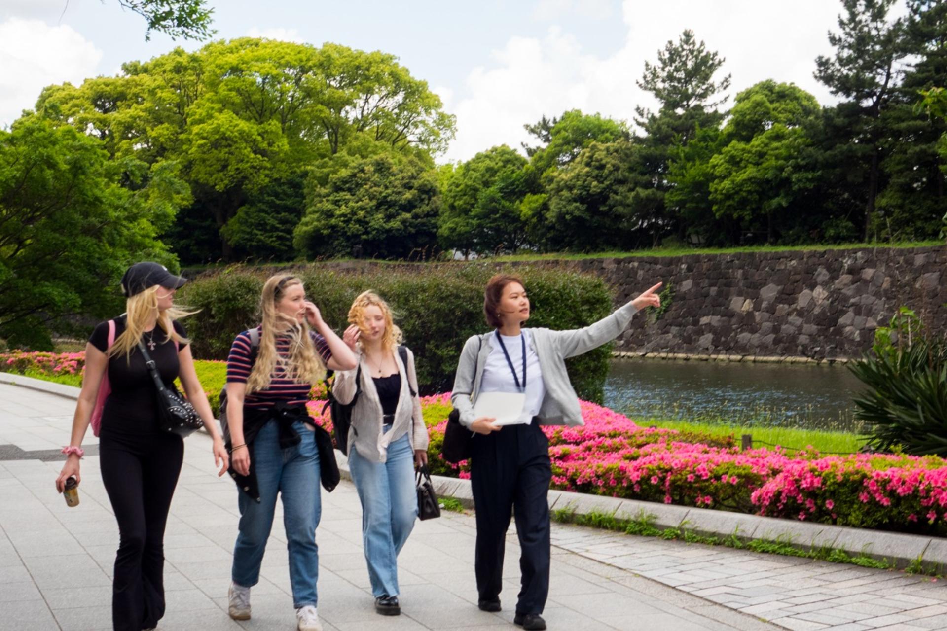 Tokyo: Imperial Palace & Shogun Castle Walking Tour - Thumbnail 6
