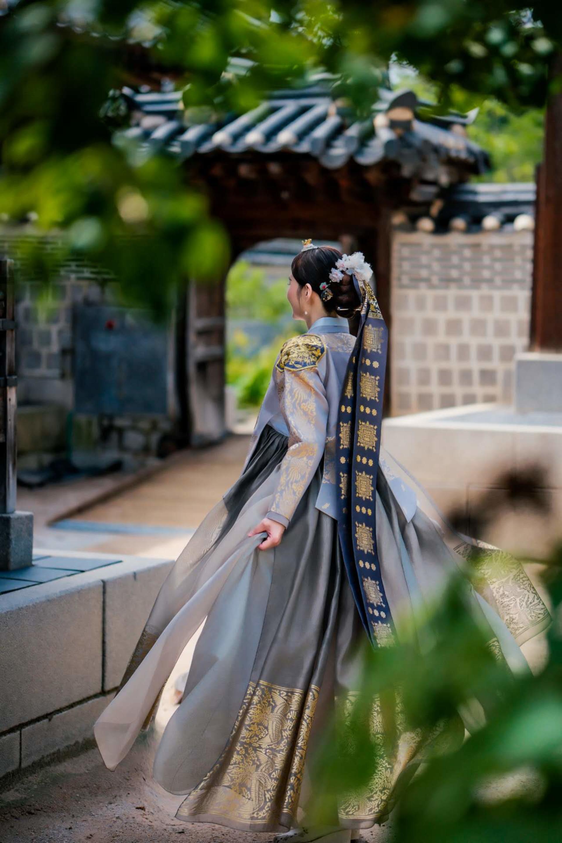 Hanbok Rental near Gyeongbokgung by Hae and Dal Hanbok - Thumbnail 3